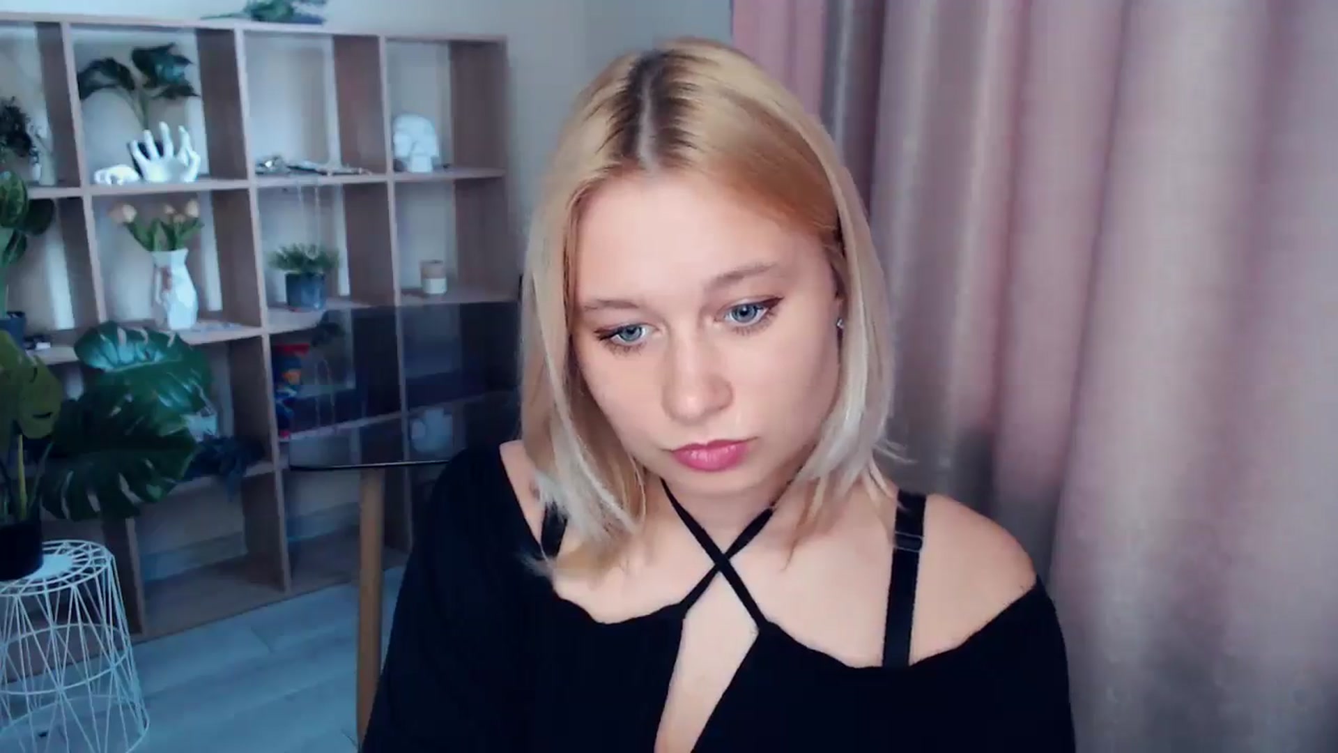 Gallery image thumbnail from Kukla_kolduna's myfreecams stream on, 05/15/2025, 16:26 image 12 of 20