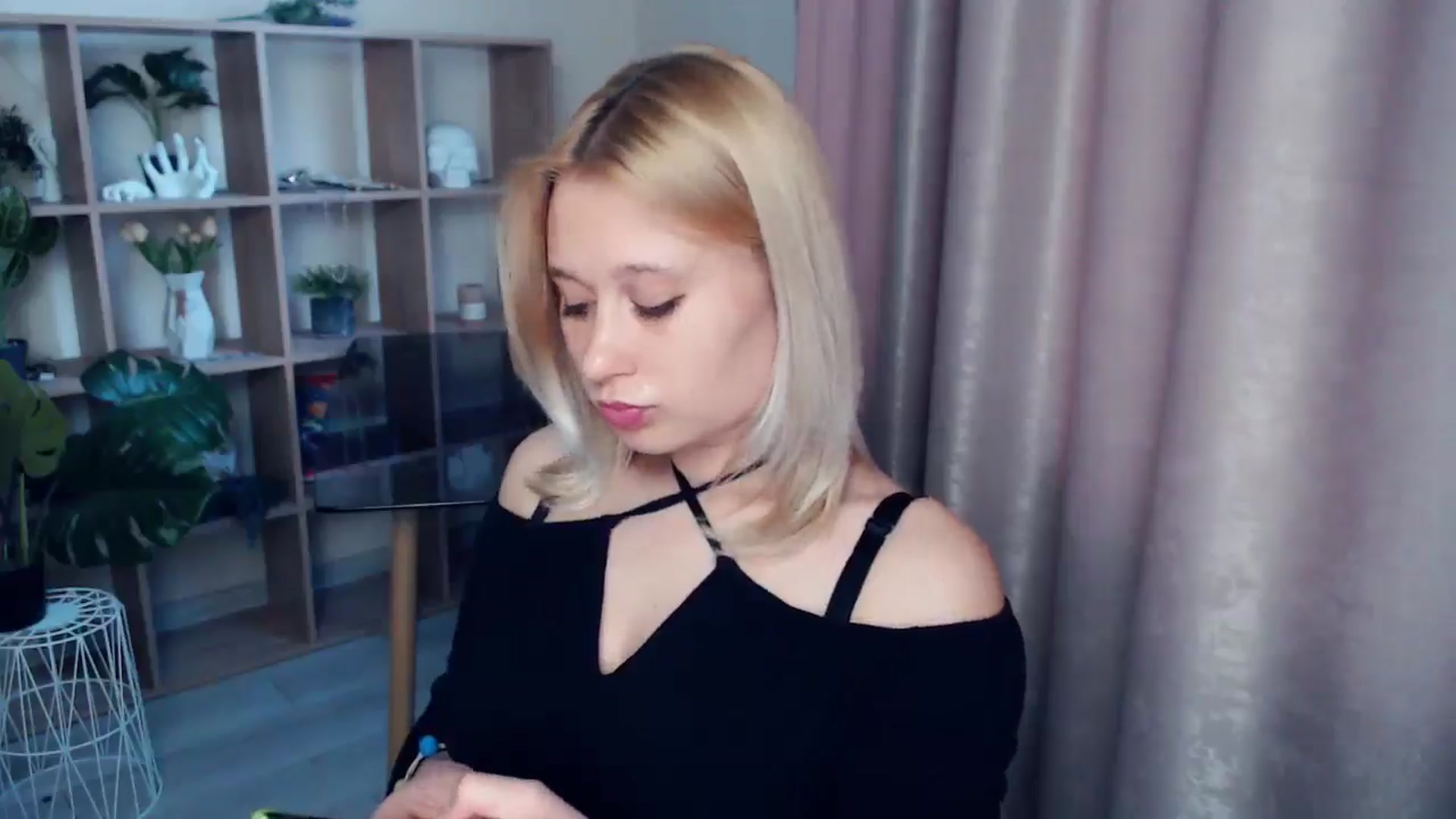 Gallery image thumbnail from Kukla_kolduna's myfreecams stream on, 05/15/2025, 16:26 image 19 of 20