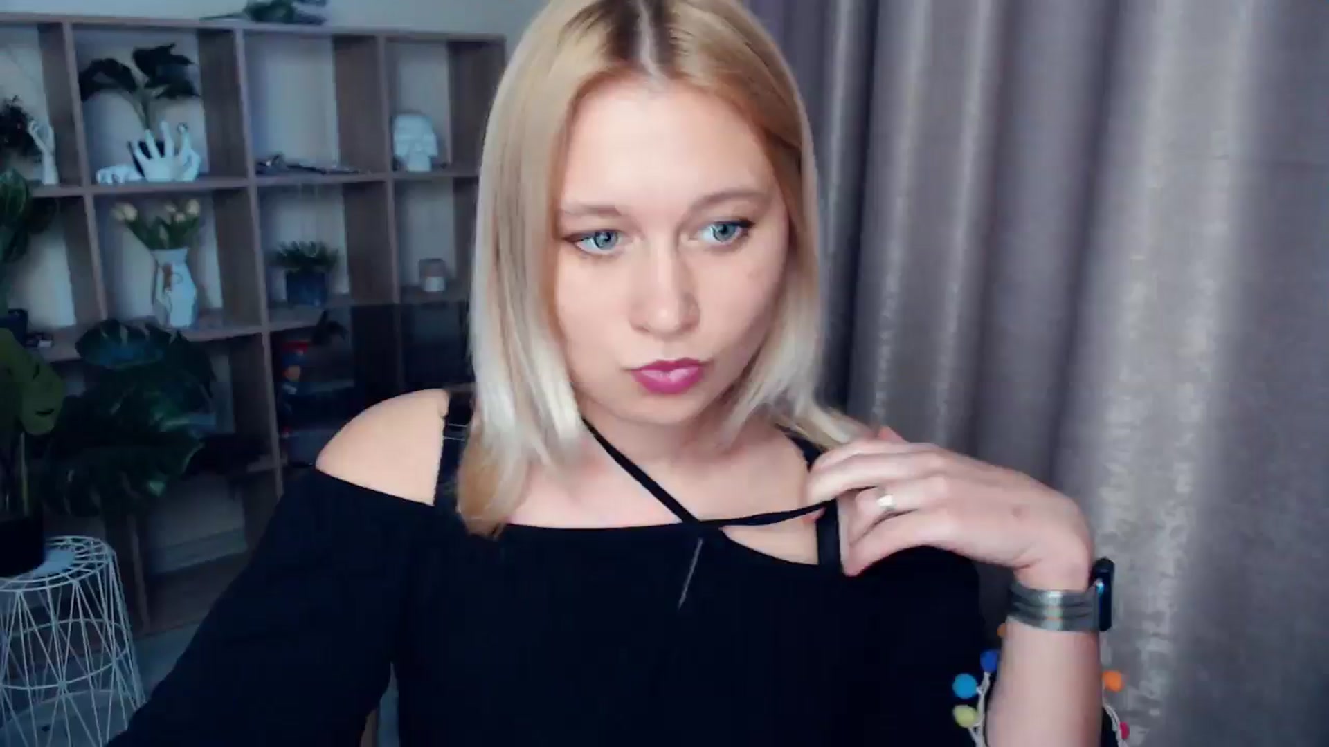 Gallery image thumbnail from Kukla_kolduna's myfreecams stream on, 05/15/2025, 18:04 image 8 of 20