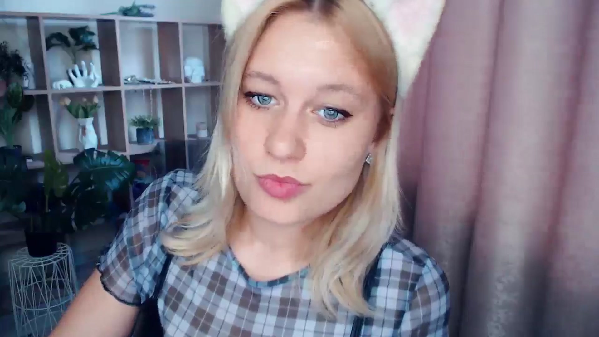 Gallery image thumbnail from Kukla_kolduna's myfreecams stream on, 05/16/2025, 16:15 image 19 of 20