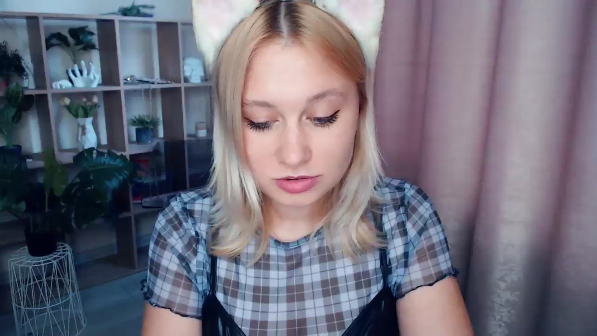 Gallery image thumbnail from Kukla_kolduna's myfreecams stream on, 05/16/2025, 16:15 image 15 of 20