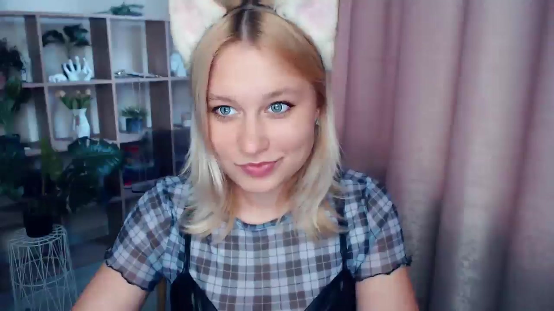 Gallery image thumbnail from Kukla_kolduna's myfreecams stream on, 05/16/2025, 16:15 image 16 of 20