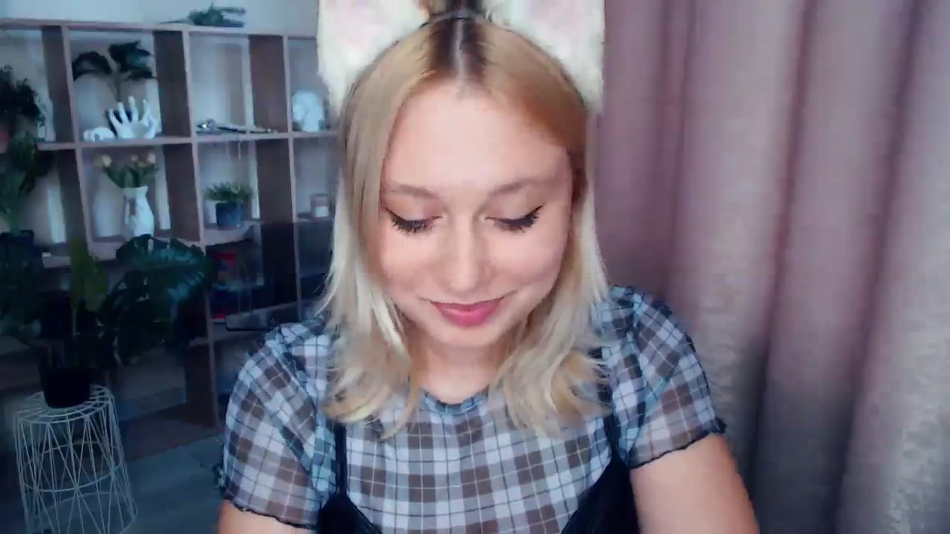 Gallery image thumbnail from Kukla_kolduna's myfreecams stream on, 05/16/2025, 16:15 image 11 of 20