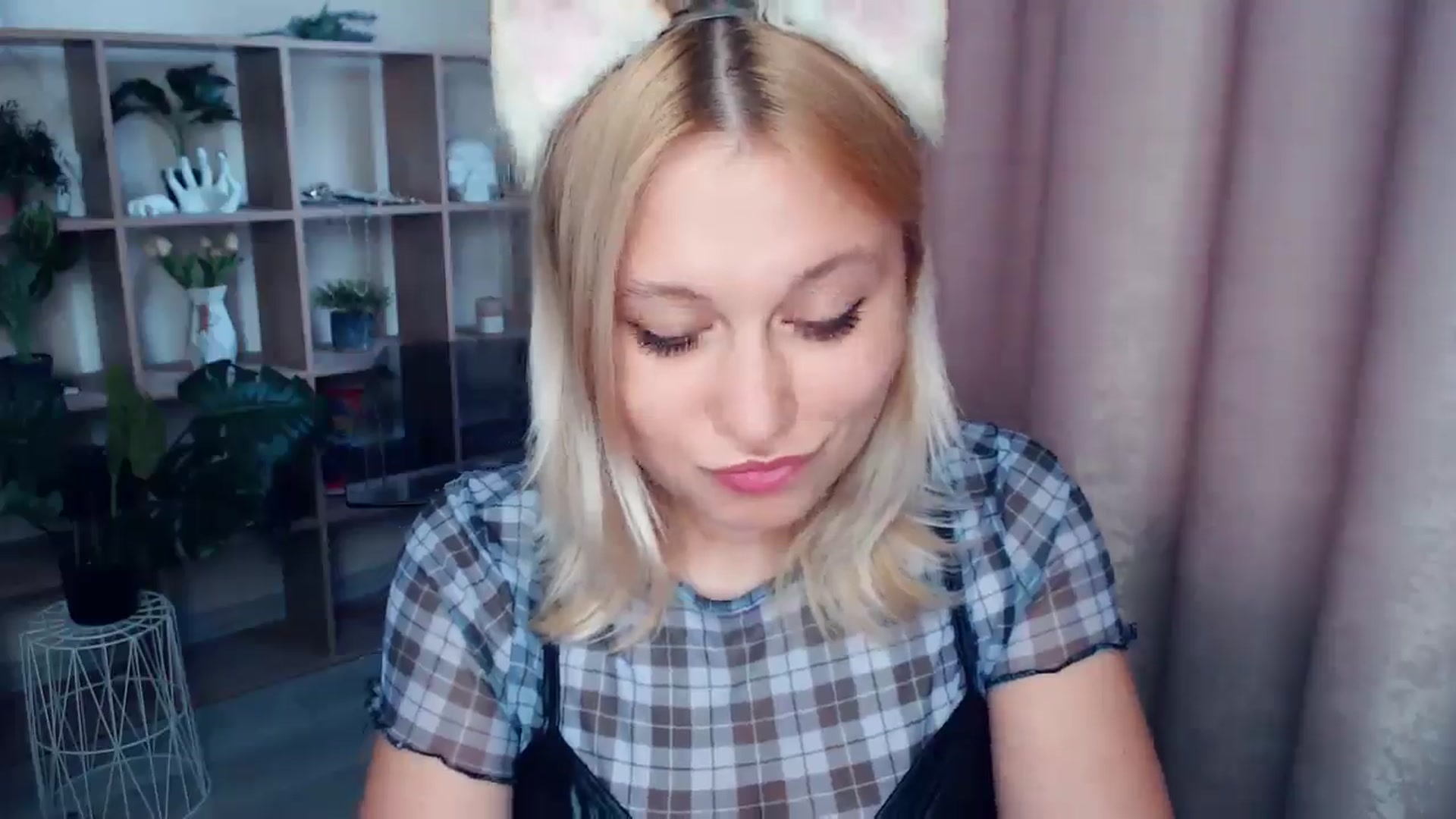 Gallery image thumbnail from Kukla_kolduna's myfreecams stream on, 05/16/2025, 16:15 image 10 of 20