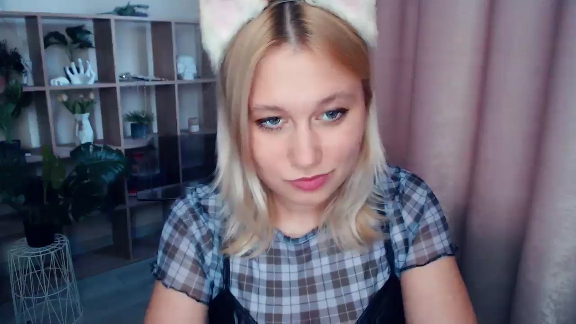 Gallery image thumbnail from Kukla_kolduna's myfreecams stream on, 05/16/2025, 16:15 image 9 of 20
