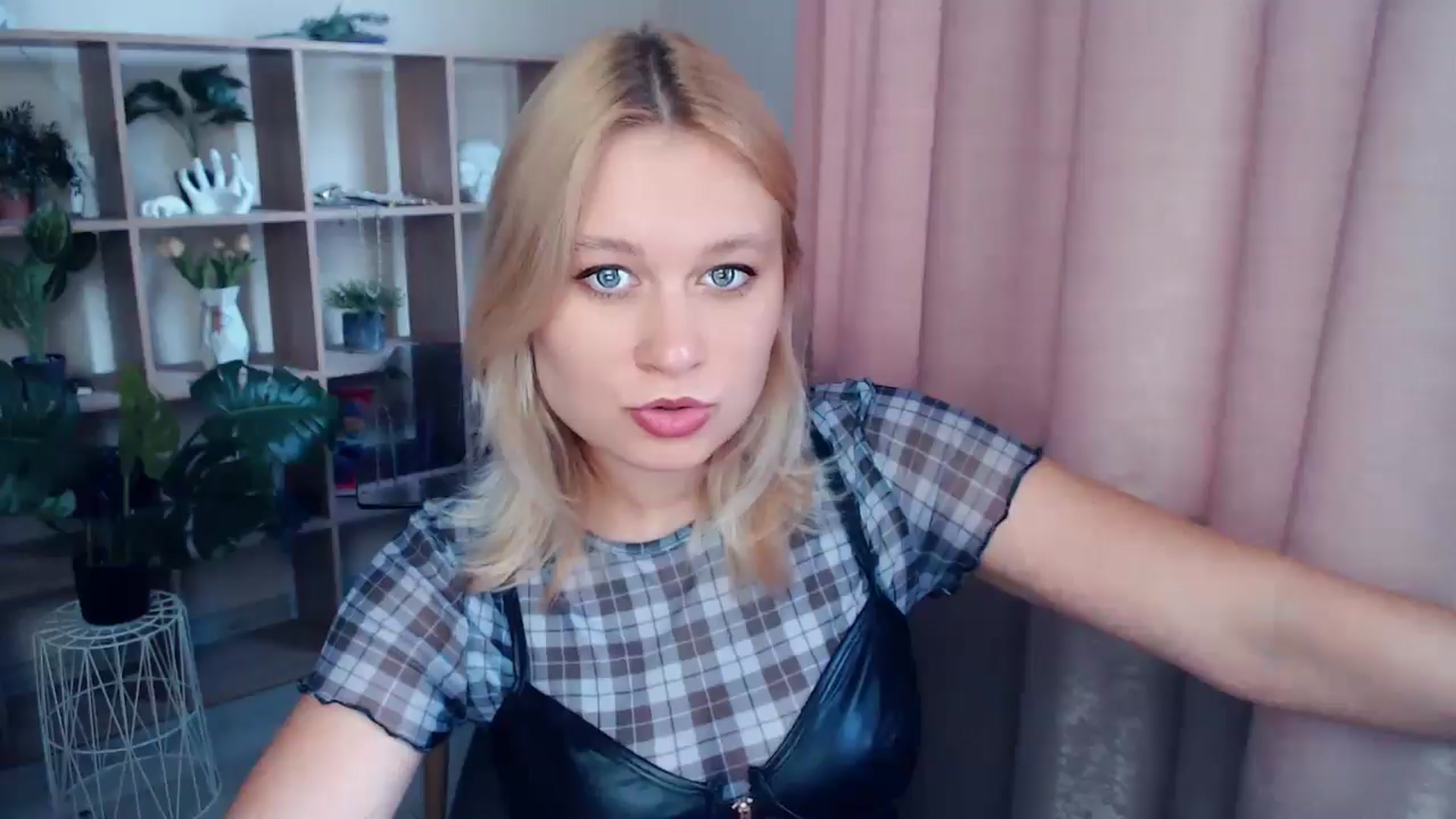 Gallery image thumbnail from Kukla_kolduna's myfreecams stream on, 05/16/2025, 16:15 image 5 of 20