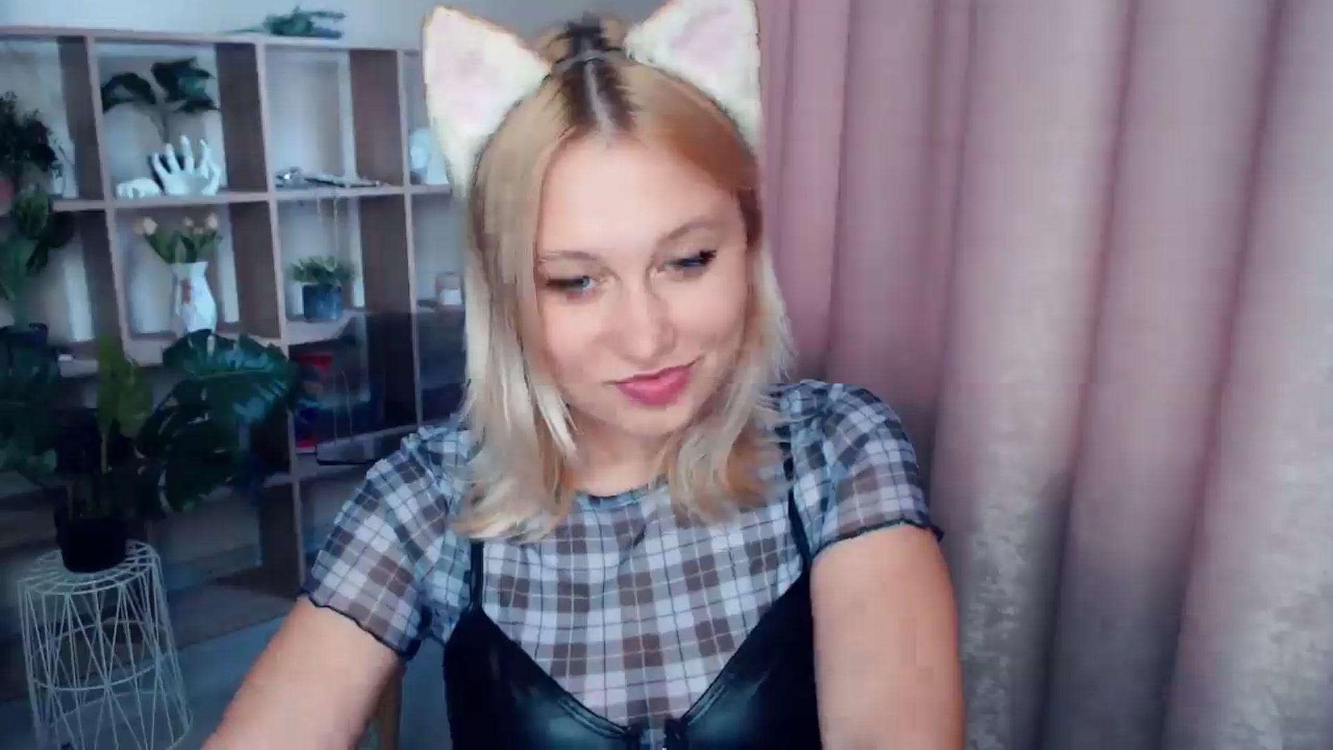Gallery image thumbnail from Kukla_kolduna's myfreecams stream on, 05/16/2025, 16:15 image 12 of 20