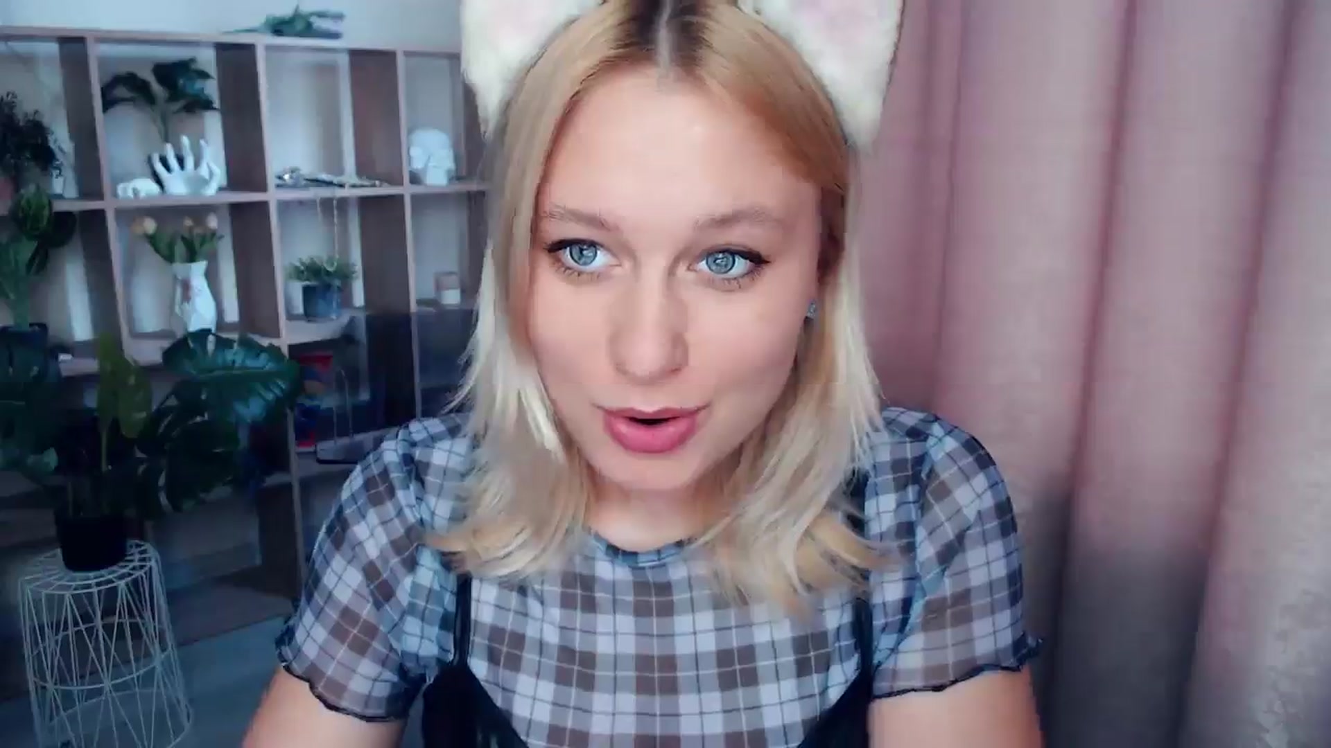 Gallery image thumbnail from Kukla_kolduna's myfreecams stream on, 05/16/2025, 16:15 image 8 of 20