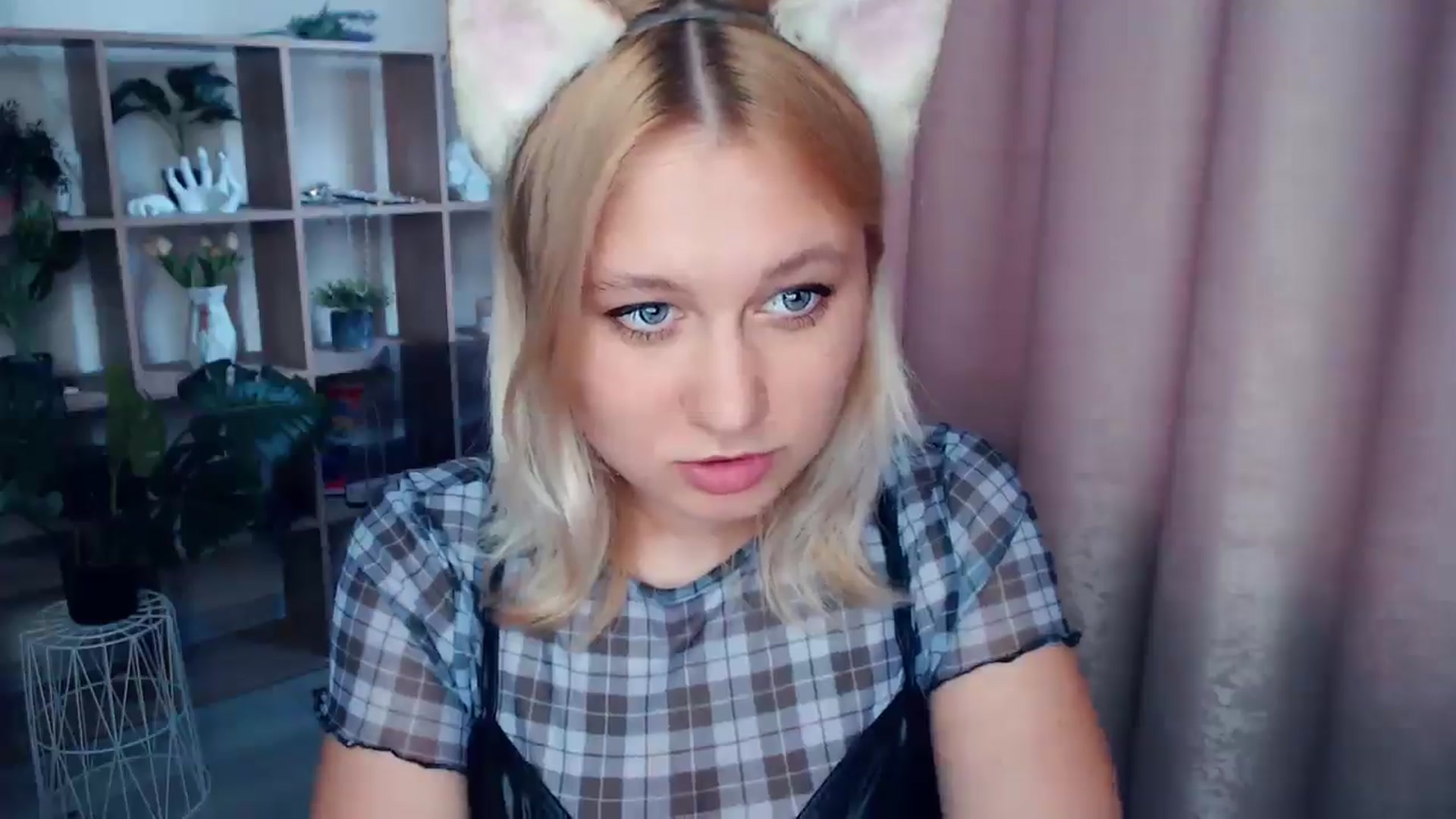 Gallery image thumbnail from Kukla_kolduna's myfreecams stream on, 05/16/2025, 16:15 image 17 of 20