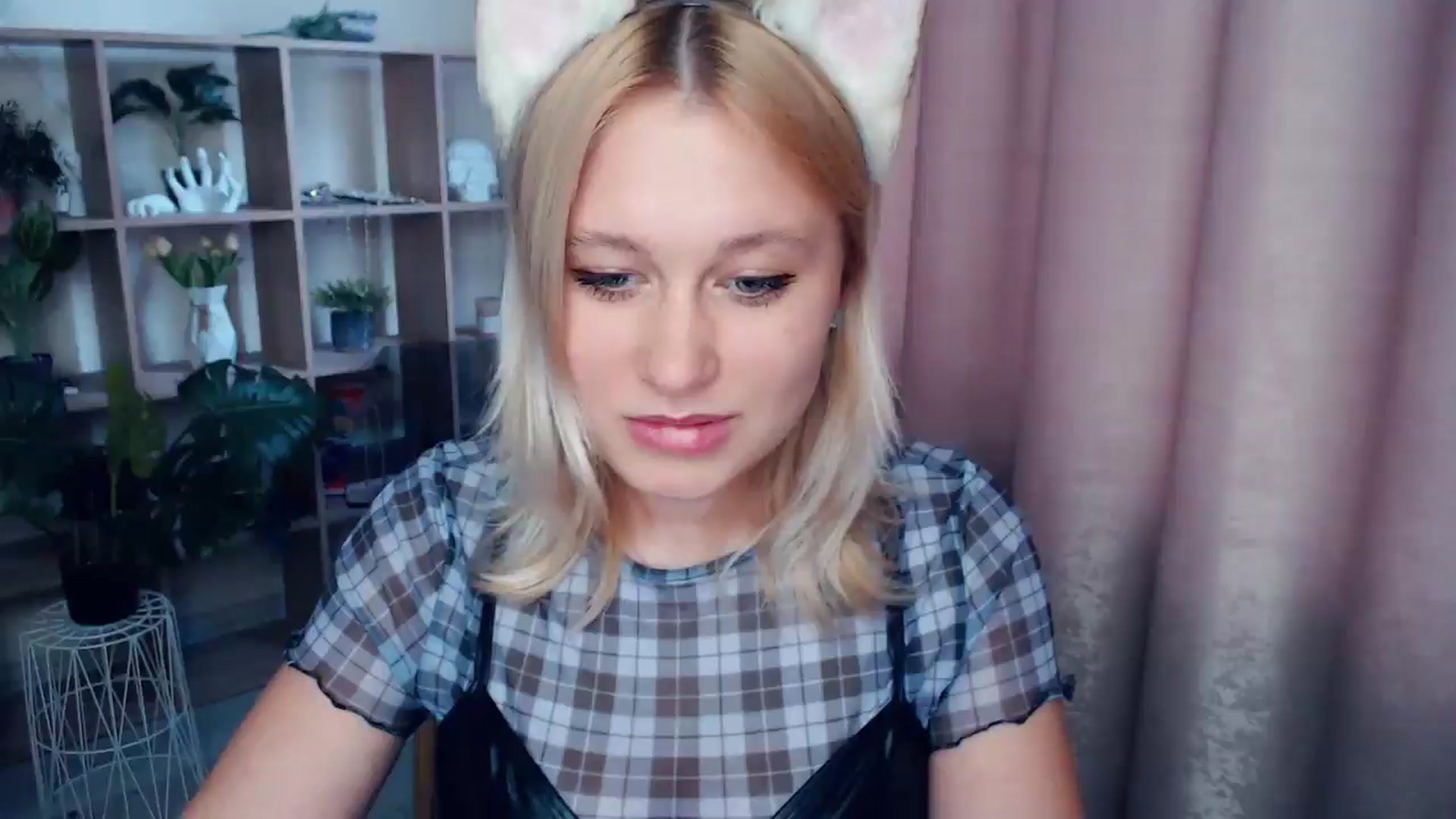 Gallery image thumbnail from Kukla_kolduna's myfreecams stream on, 05/16/2025, 16:15 image 14 of 20