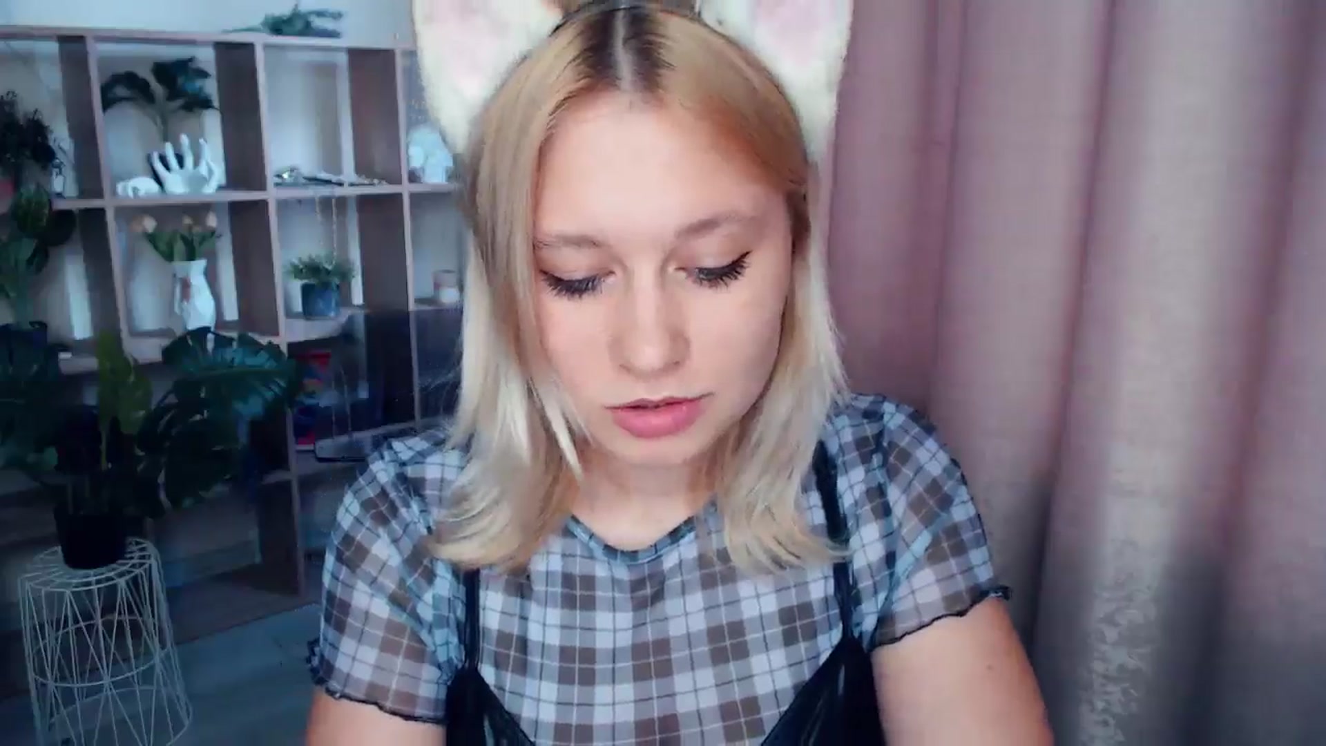 Gallery image thumbnail from Kukla_kolduna's myfreecams stream on, 05/16/2025, 16:15 image 18 of 20