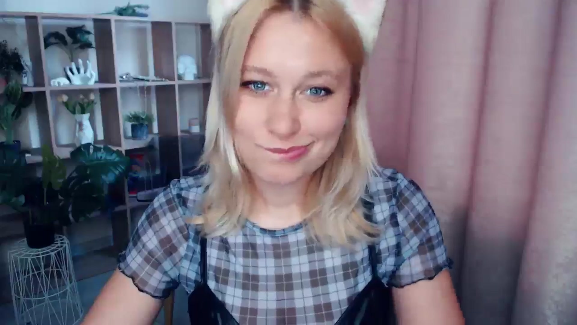 Gallery image thumbnail from Kukla_kolduna's myfreecams stream on, 05/16/2025, 16:15 image 7 of 20