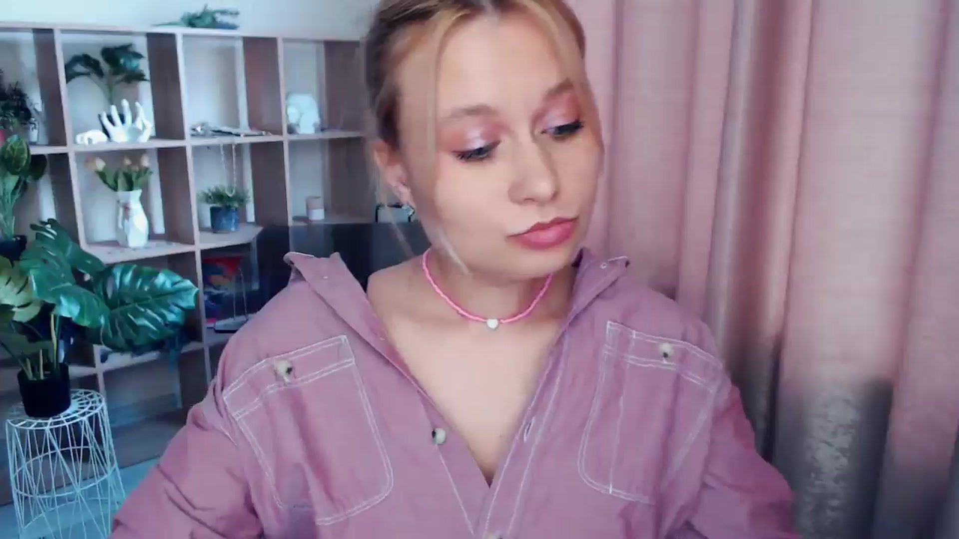 Gallery image thumbnail from Kukla_kolduna's myfreecams stream on, 05/17/2025, 15:15 image 16 of 20