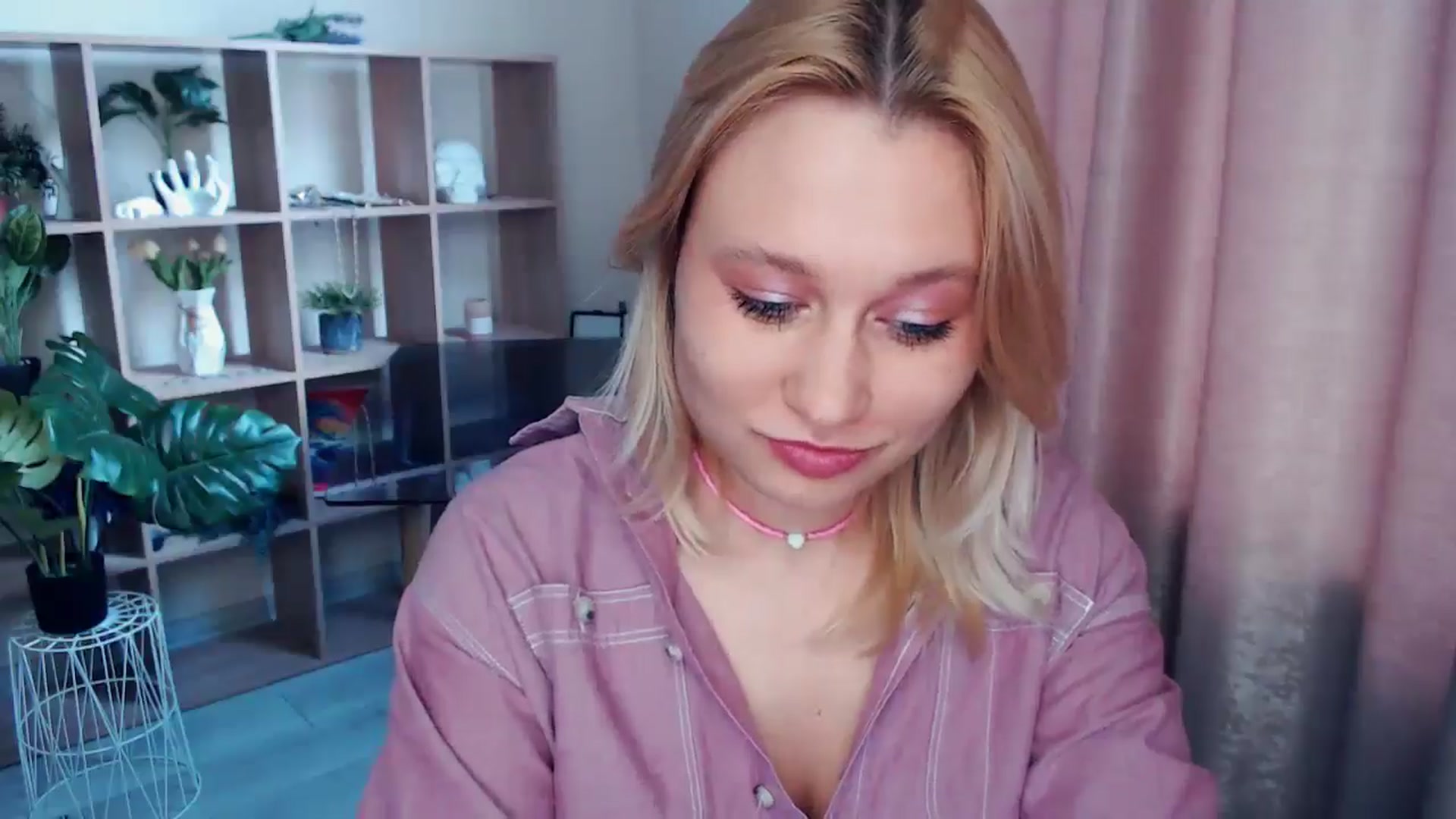 Gallery image thumbnail from Kukla_kolduna's myfreecams stream on, 05/17/2025, 15:15 image 13 of 20