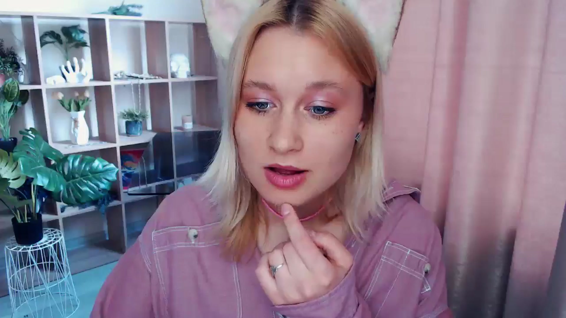 Gallery image thumbnail from Kukla_kolduna's myfreecams stream on, 05/17/2025, 15:52 image 4 of 20