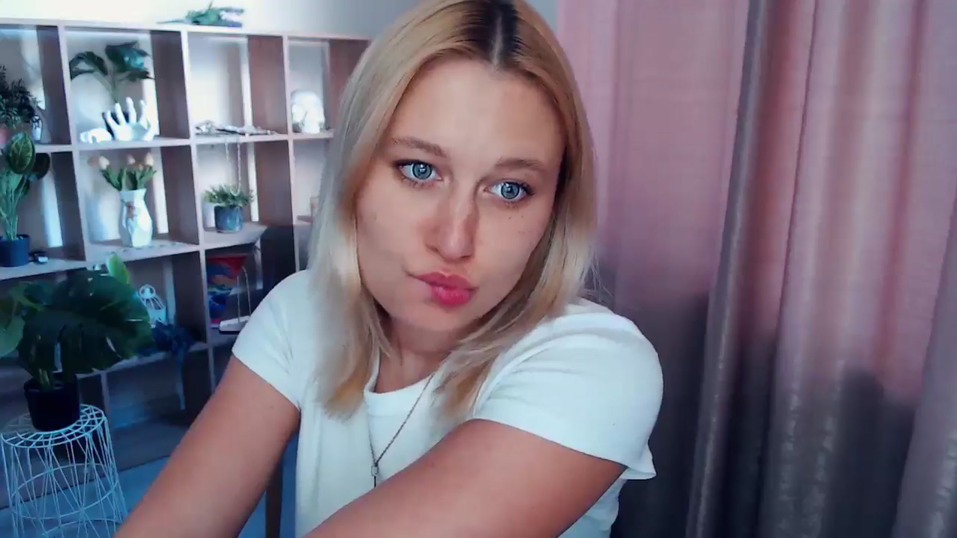 Gallery image thumbnail from Kukla_kolduna's myfreecams stream on, 05/21/2025, 16:34 image 14 of 20