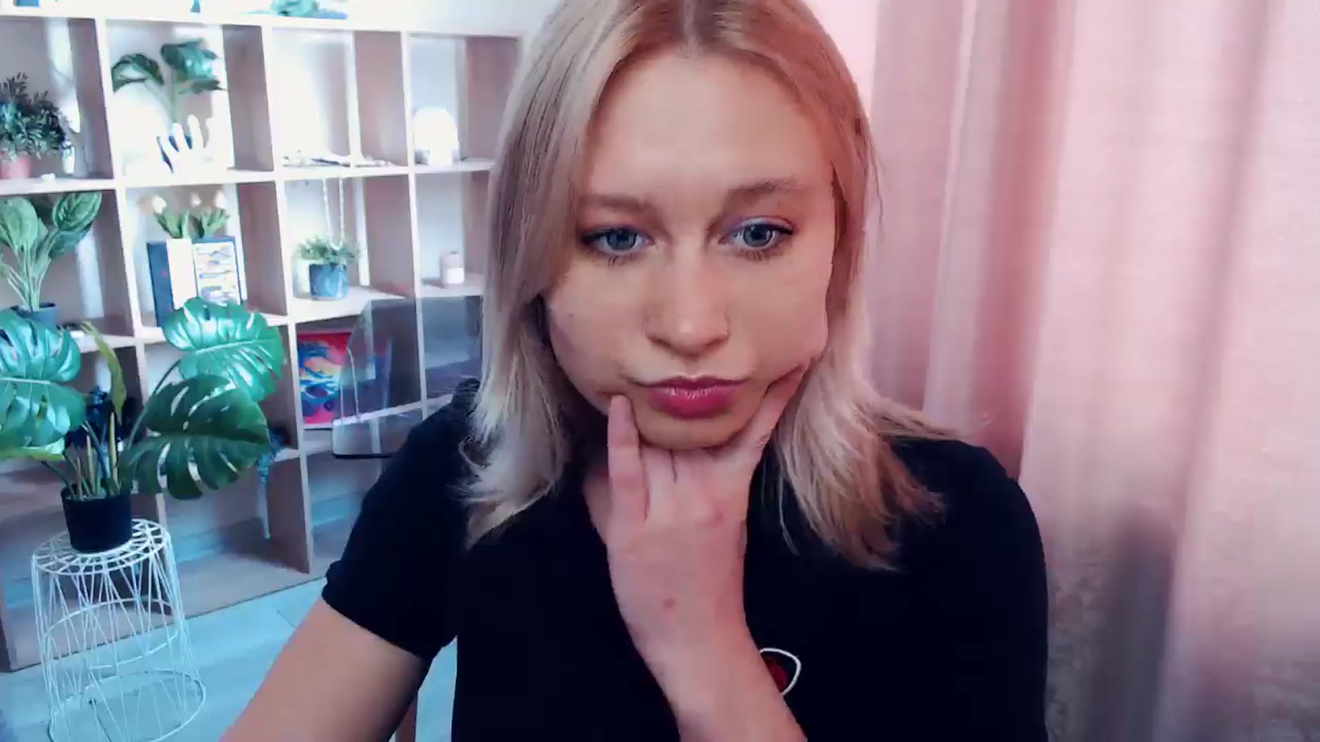 Gallery image thumbnail from Kukla_kolduna's myfreecams stream on, 05/24/2025, 10:37 image 12 of 20