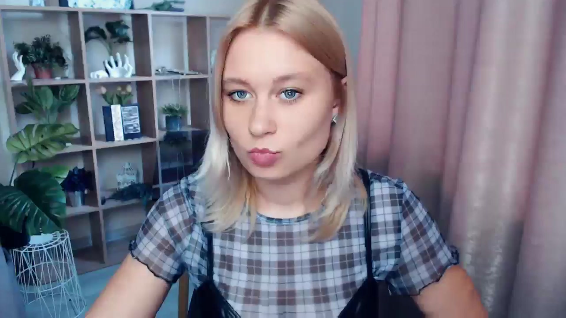 Gallery image thumbnail from Kukla_kolduna's myfreecams stream on, 05/25/2025, 16:18 image 6 of 20