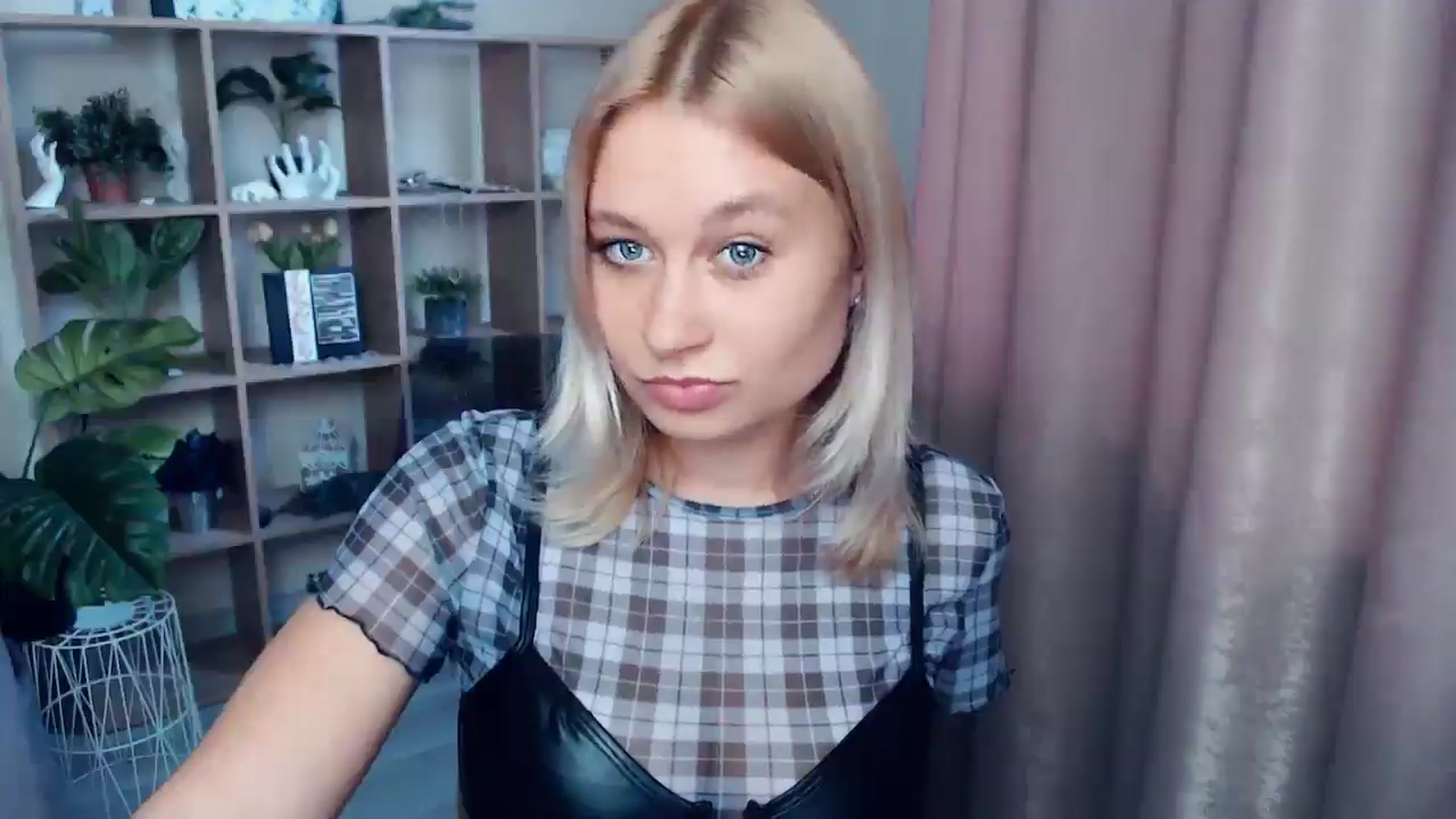 Gallery image thumbnail from Kukla_kolduna's myfreecams stream on, 05/25/2025, 16:18 image 10 of 20