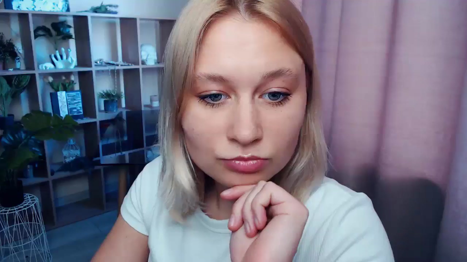 Gallery image thumbnail from Kukla_kolduna's myfreecams stream on, 05/29/2025, 16:05 image 13 of 20
