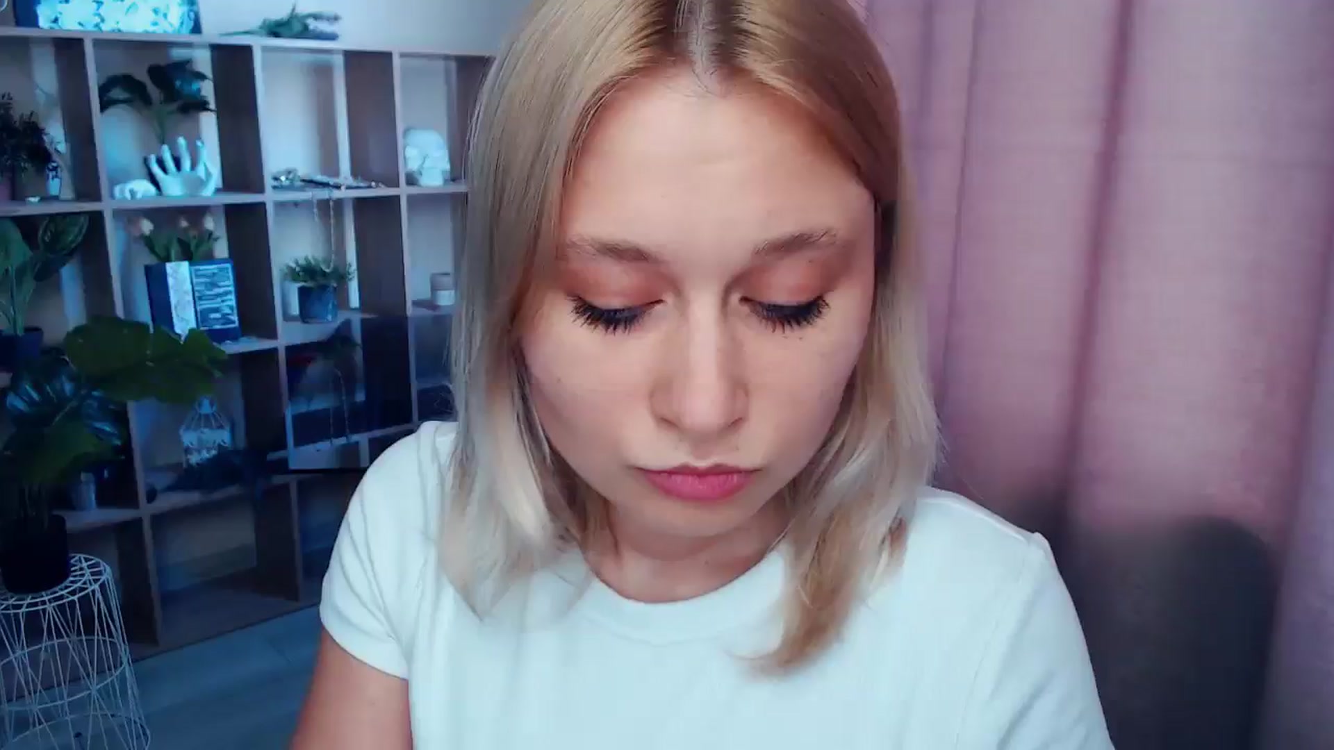 Gallery image thumbnail from Kukla_kolduna's myfreecams stream on, 05/29/2025, 16:05 image 8 of 20