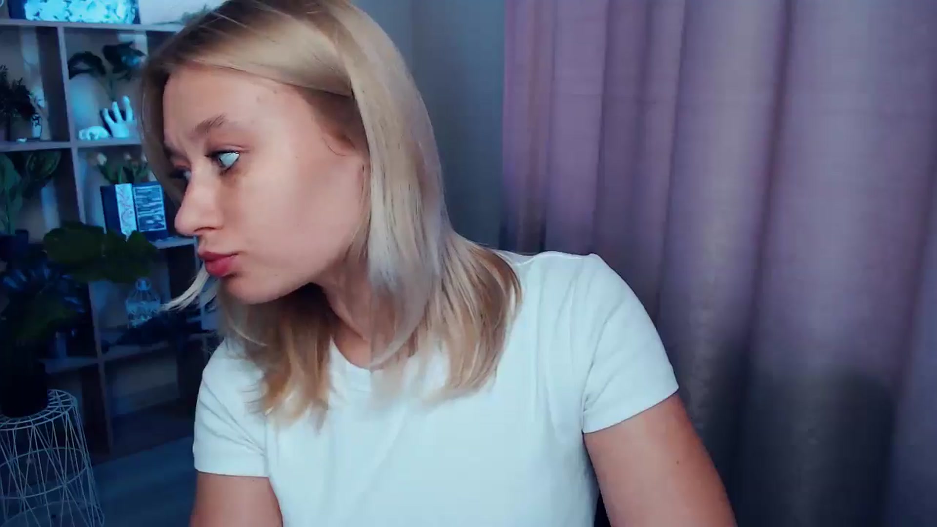 Gallery image thumbnail from Kukla_kolduna's myfreecams stream on, 05/29/2025, 16:05 image 18 of 20