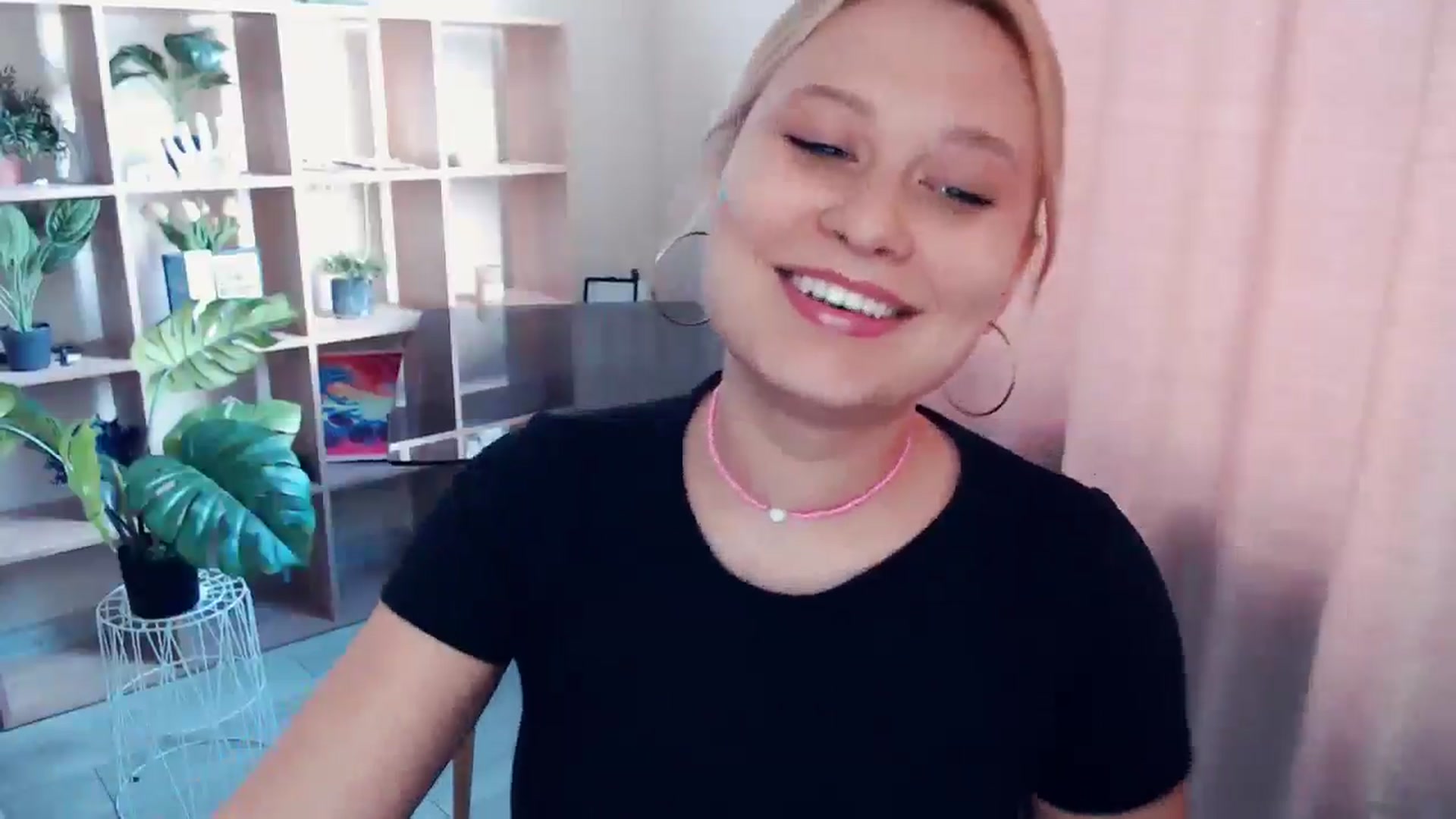 Gallery image thumbnail from Kukla_kolduna's myfreecams stream on, 05/31/2025, 16:04 image 4 of 20