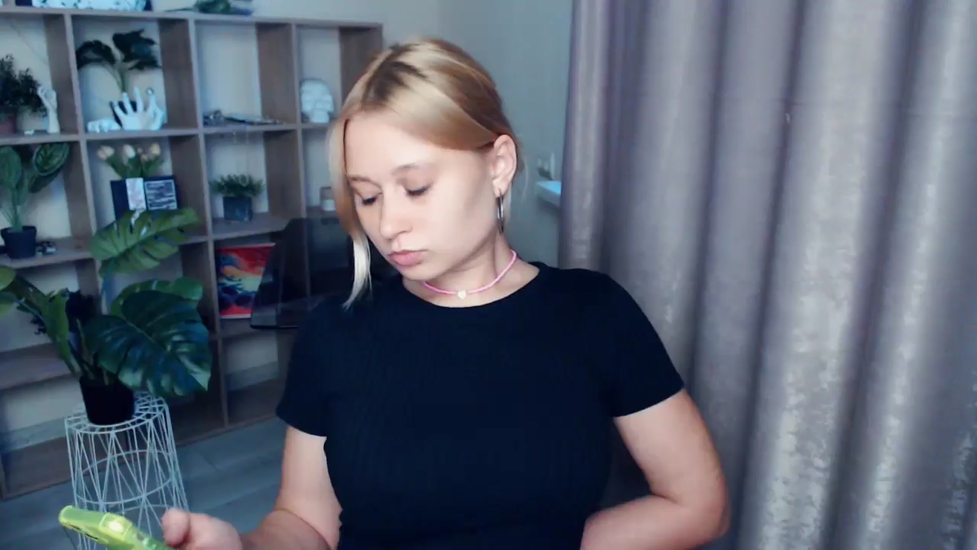 Gallery image thumbnail from Kukla_kolduna's myfreecams stream on, 05/31/2025, 18:09 image 19 of 20