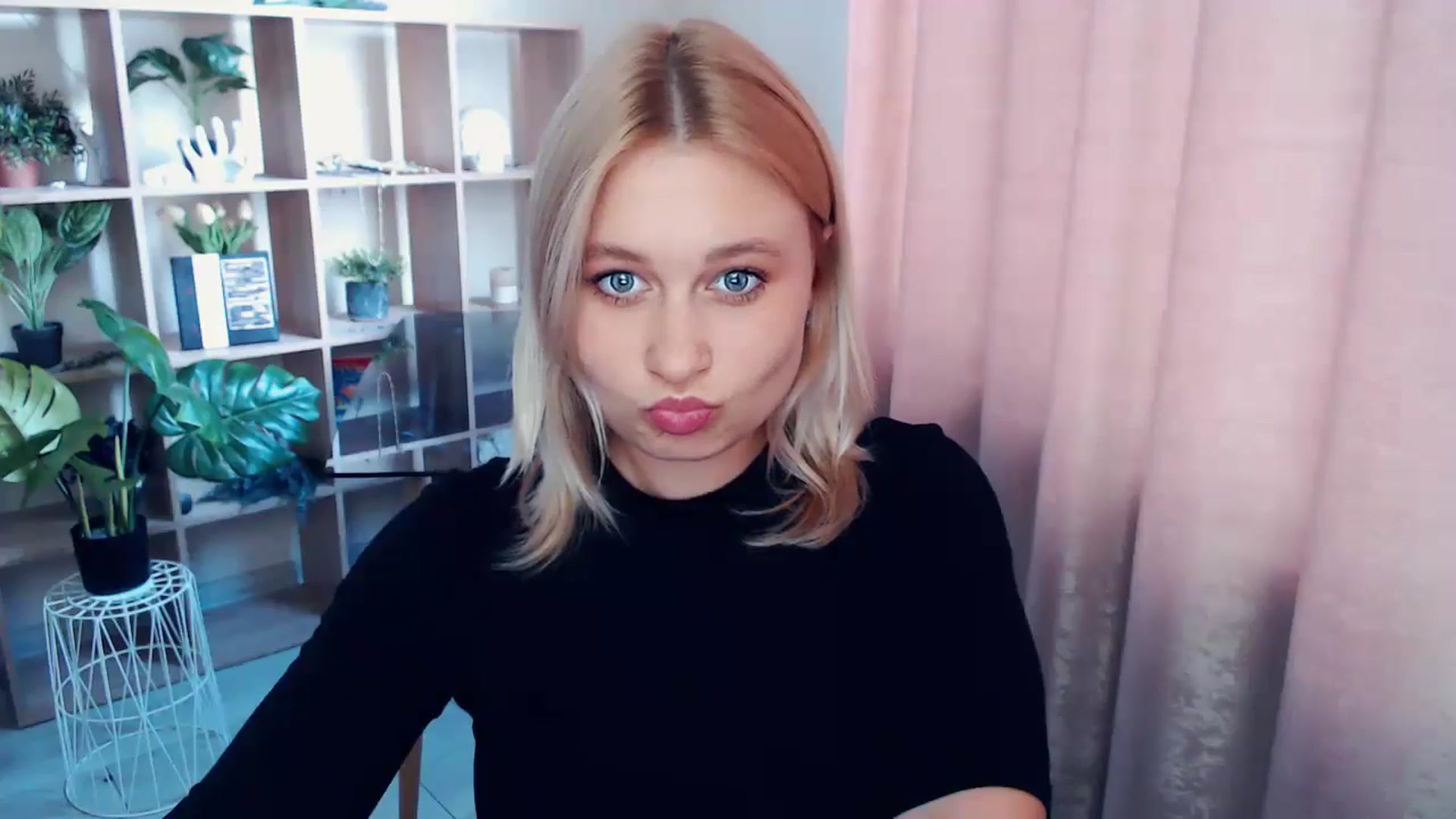 Gallery image thumbnail from Kukla_kolduna's myfreecams stream on, 06/01/2025, 16:15 image 14 of 20