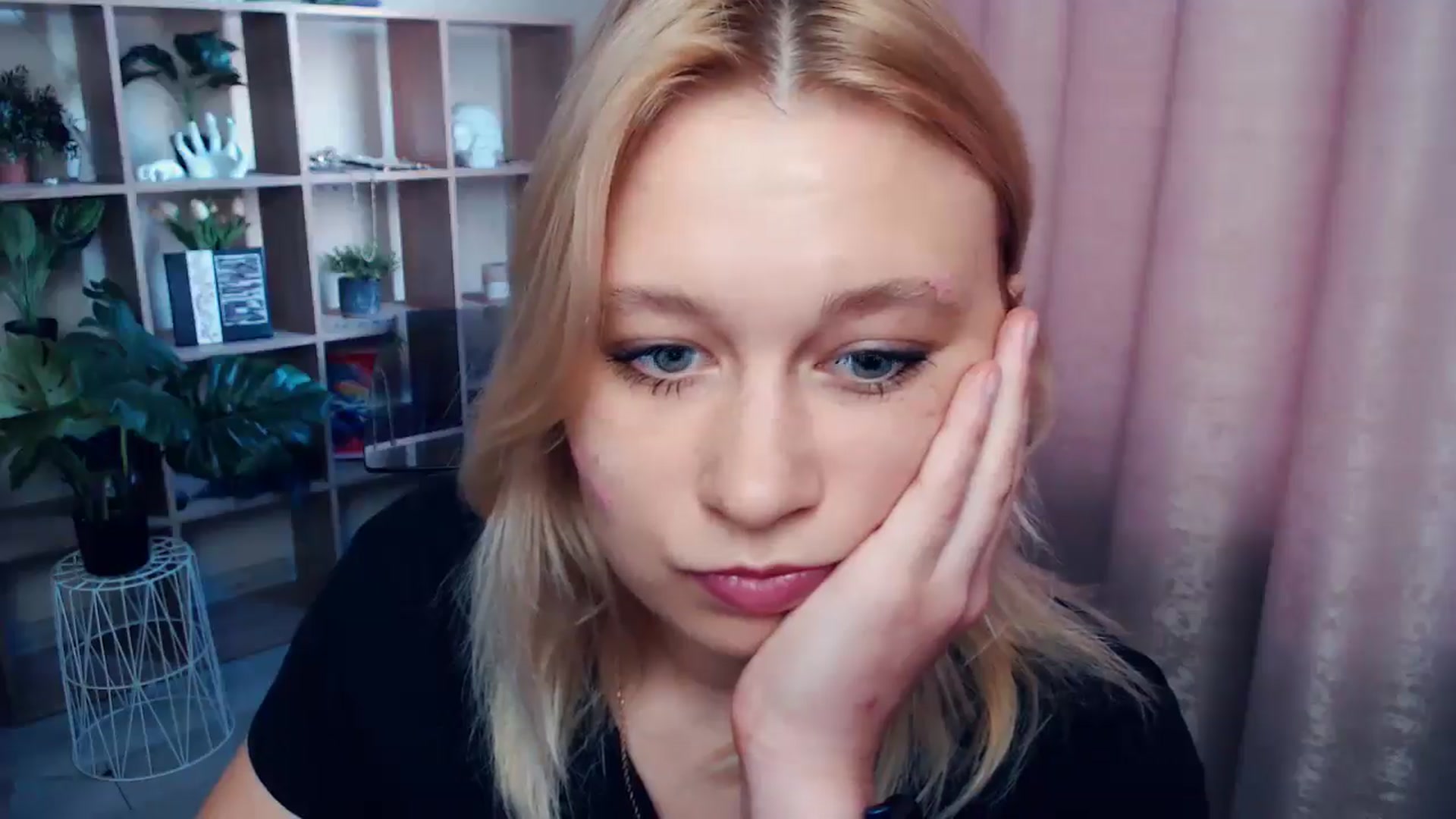 Gallery image thumbnail from Kukla_kolduna's myfreecams stream on, 06/05/2025, 17:23 image 17 of 20