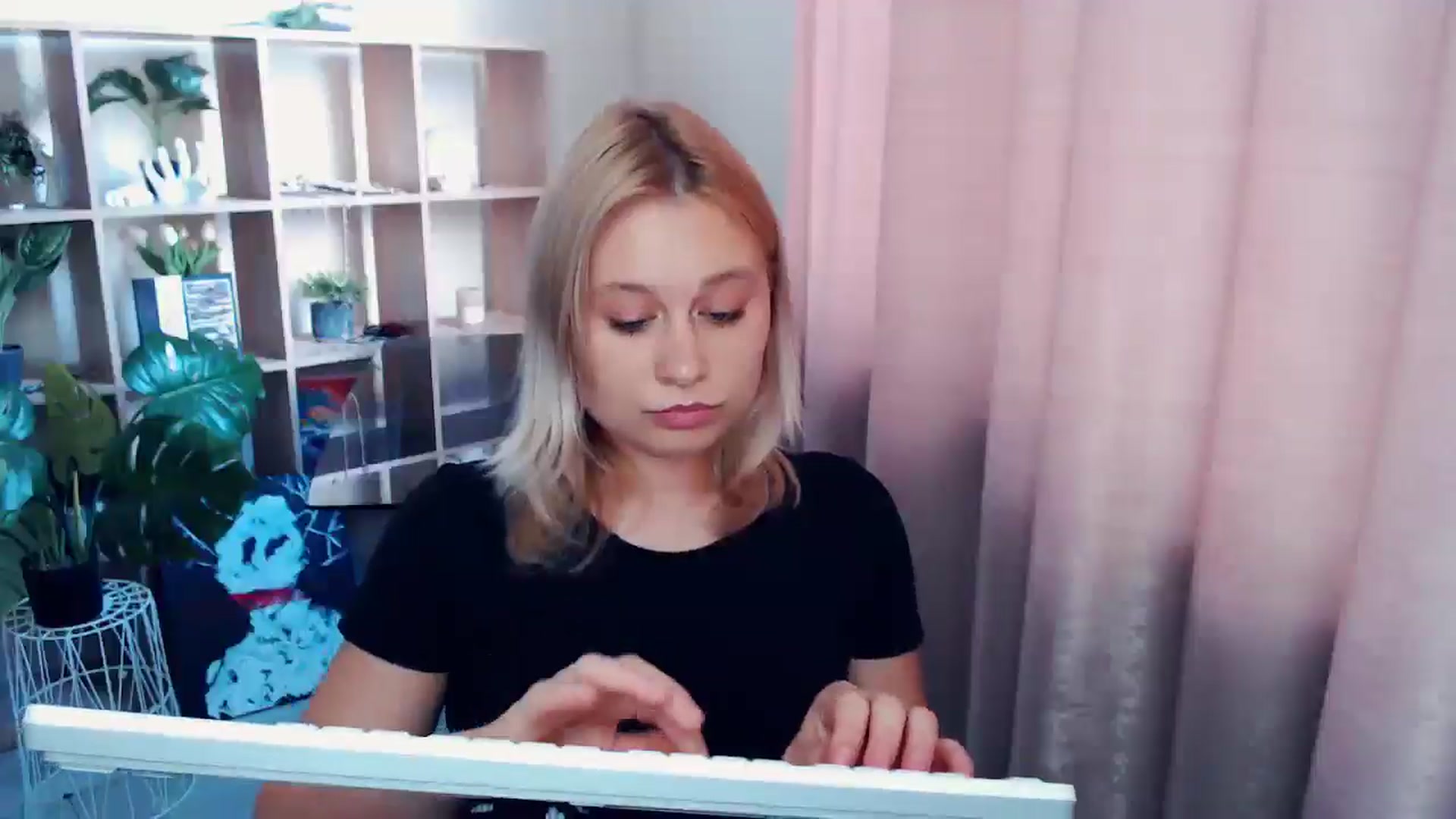Gallery image thumbnail from Kukla_kolduna's myfreecams stream on, 06/07/2025, 17:27 image 10 of 20