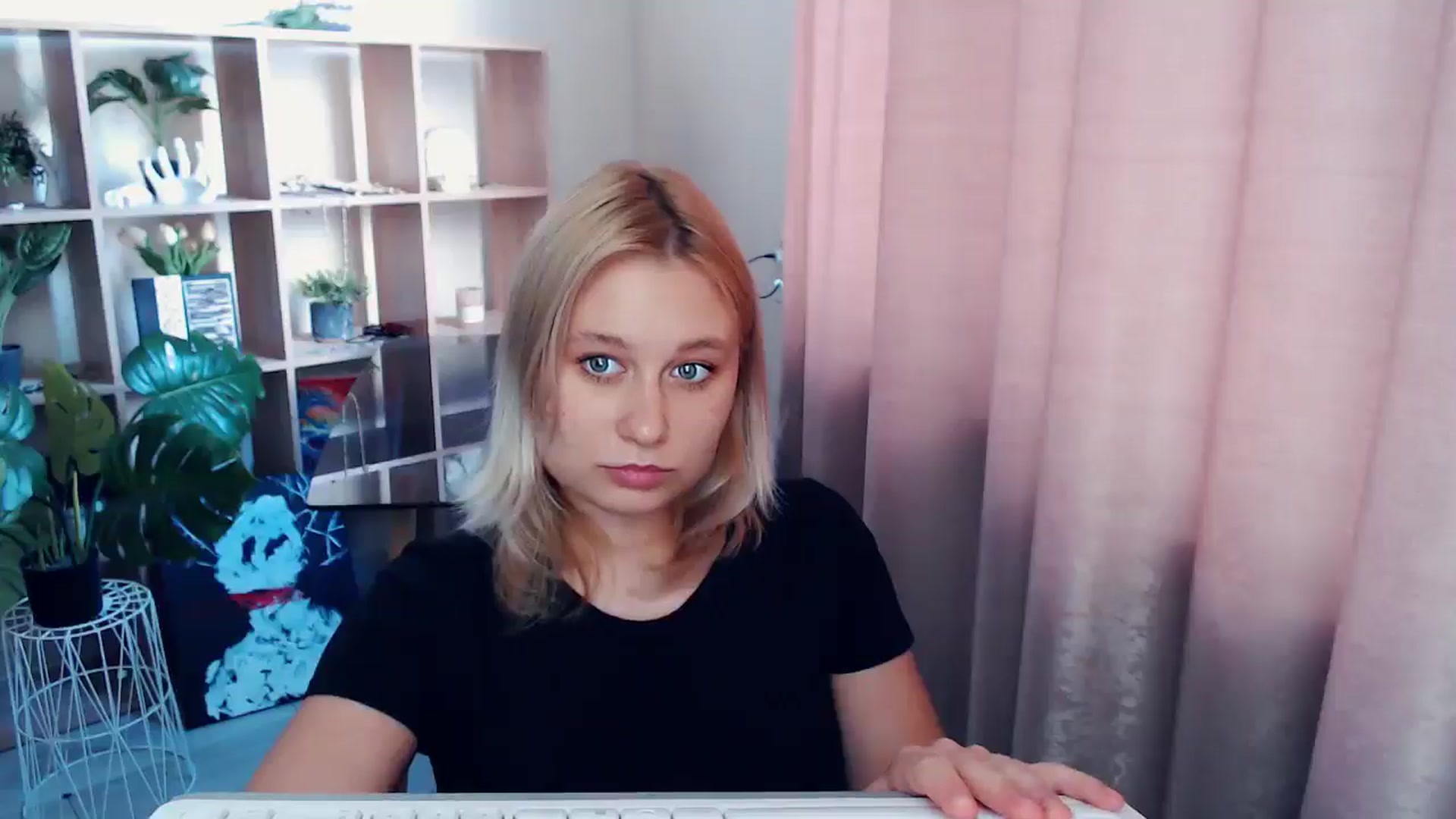 Gallery image thumbnail from Kukla_kolduna's myfreecams stream on, 06/07/2025, 17:27 image 11 of 20