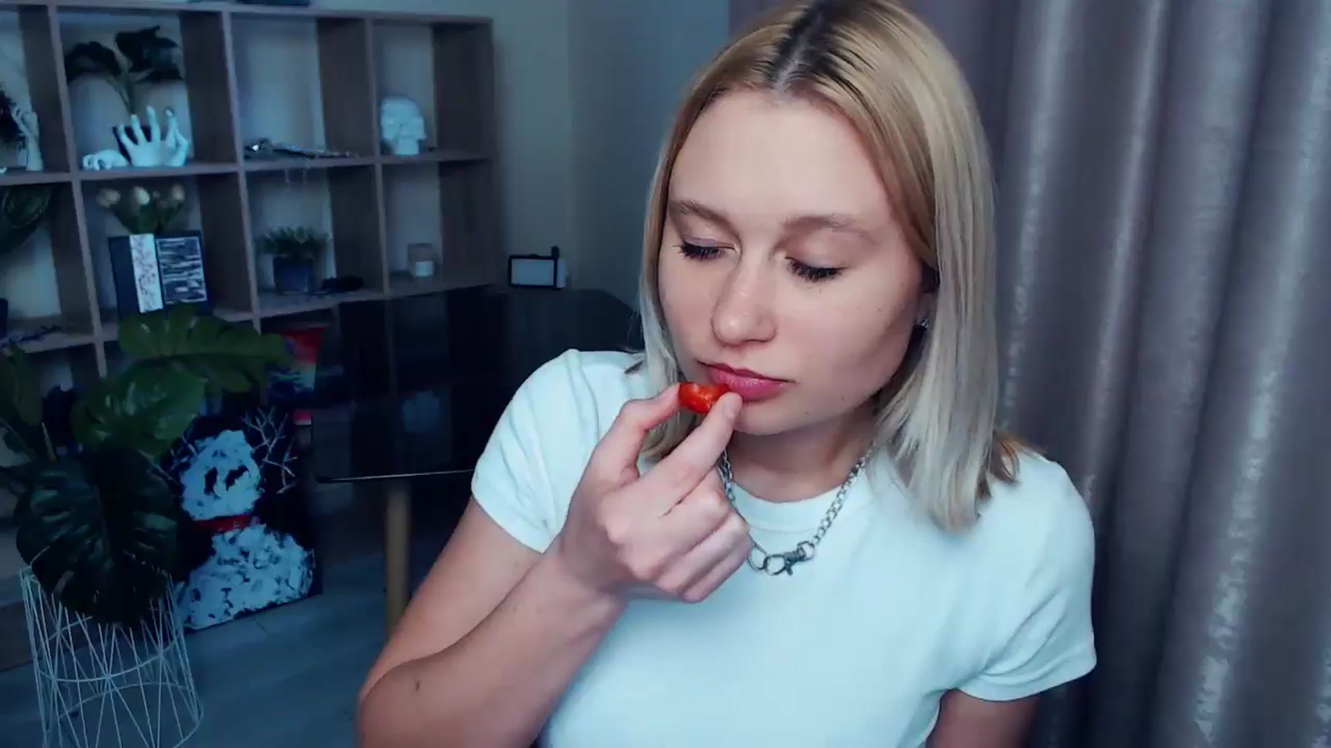 Gallery image thumbnail from Kukla_kolduna's myfreecams stream on, 06/11/2025, 18:10 image 3 of 20