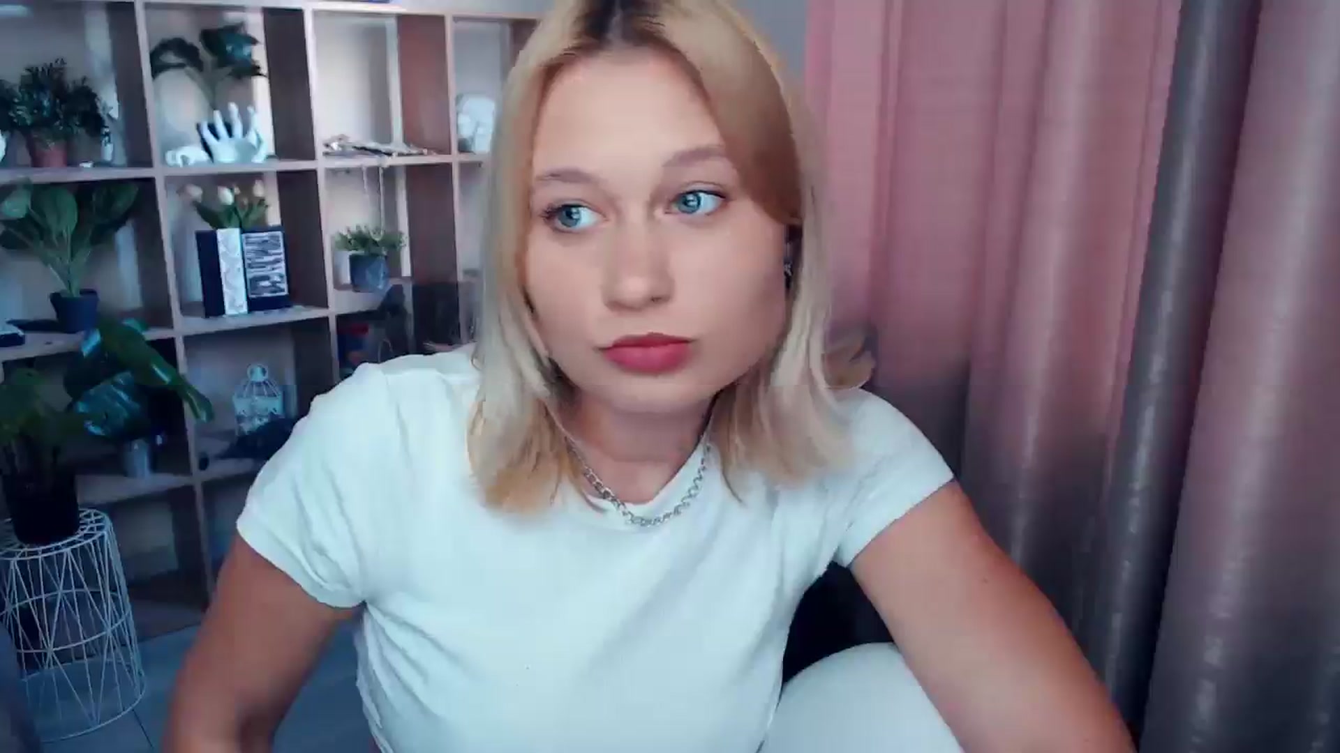 Gallery image thumbnail from Kukla_kolduna's myfreecams stream on, 06/18/2025, 17:35 image 6 of 20