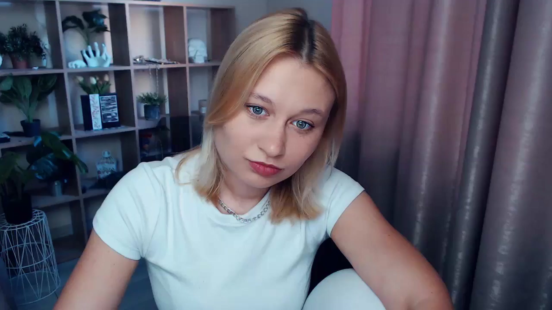 Gallery image thumbnail from Kukla_kolduna's myfreecams stream on, 06/18/2025, 17:35 image 15 of 20
