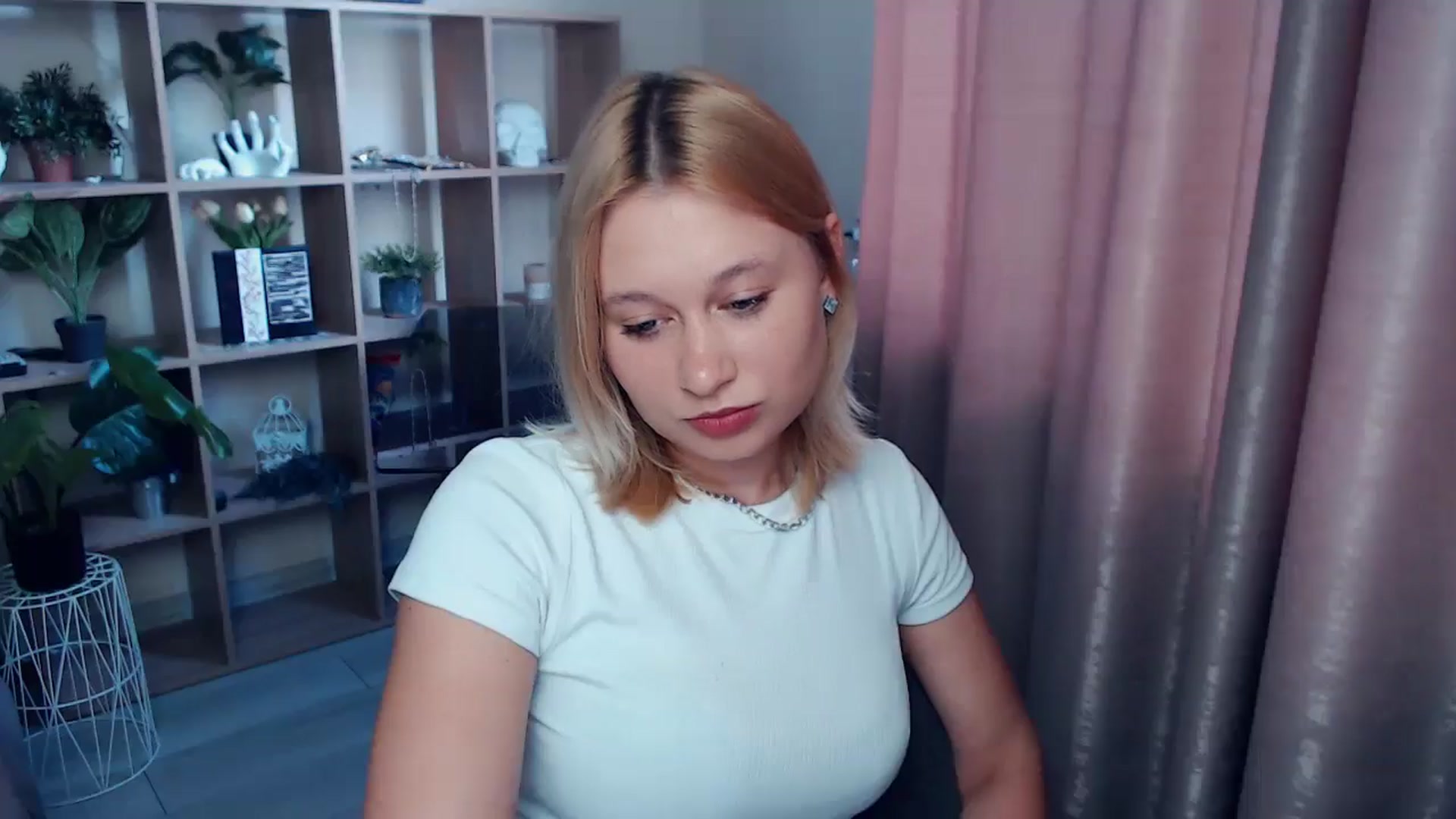Gallery image thumbnail from Kukla_kolduna's myfreecams stream on, 06/18/2025, 17:35 image 3 of 20