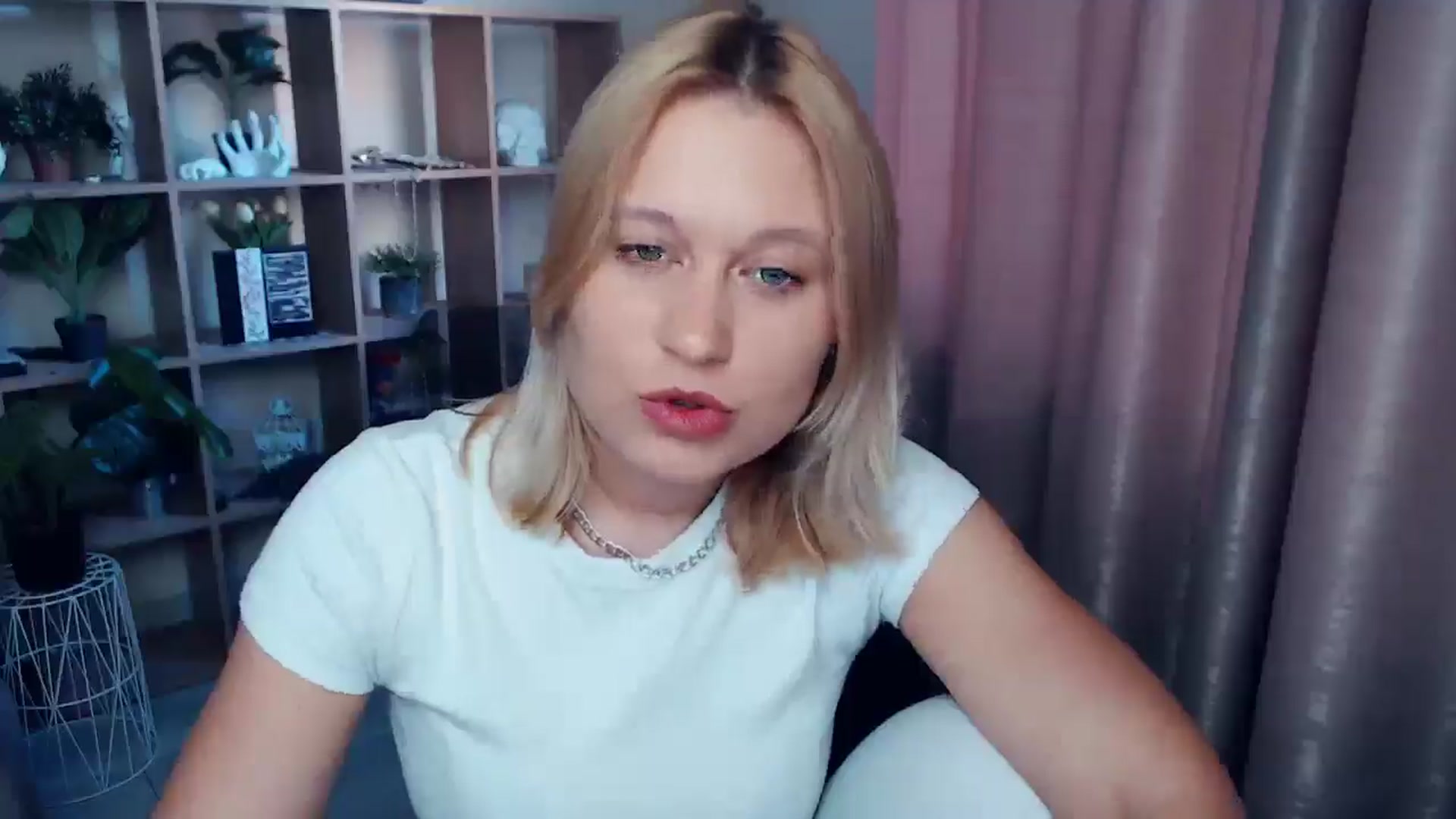 Gallery image thumbnail from Kukla_kolduna's myfreecams stream on, 06/18/2025, 17:35 image 13 of 20