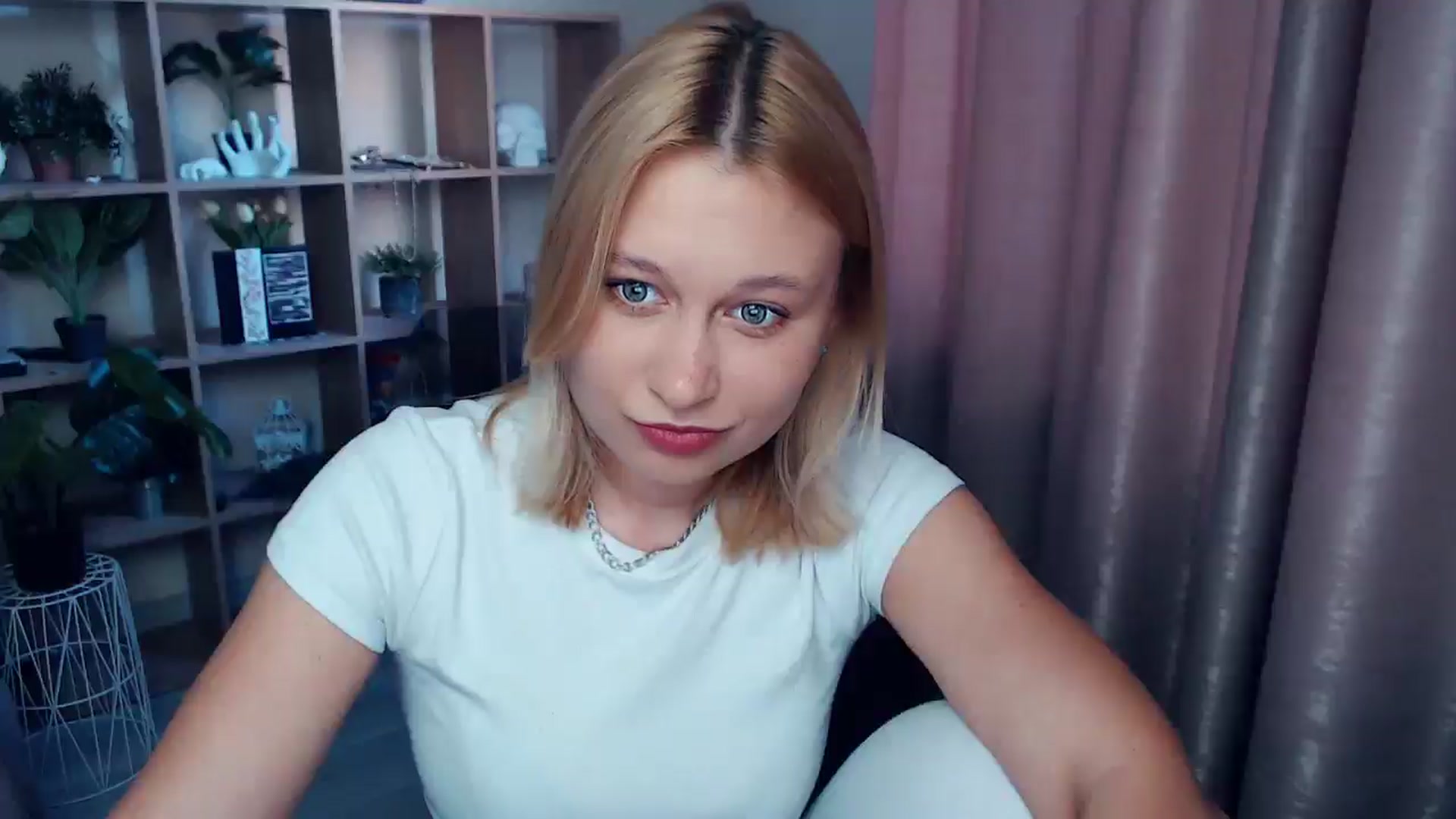 Gallery image thumbnail from Kukla_kolduna's myfreecams stream on, 06/18/2025, 17:35 image 16 of 20