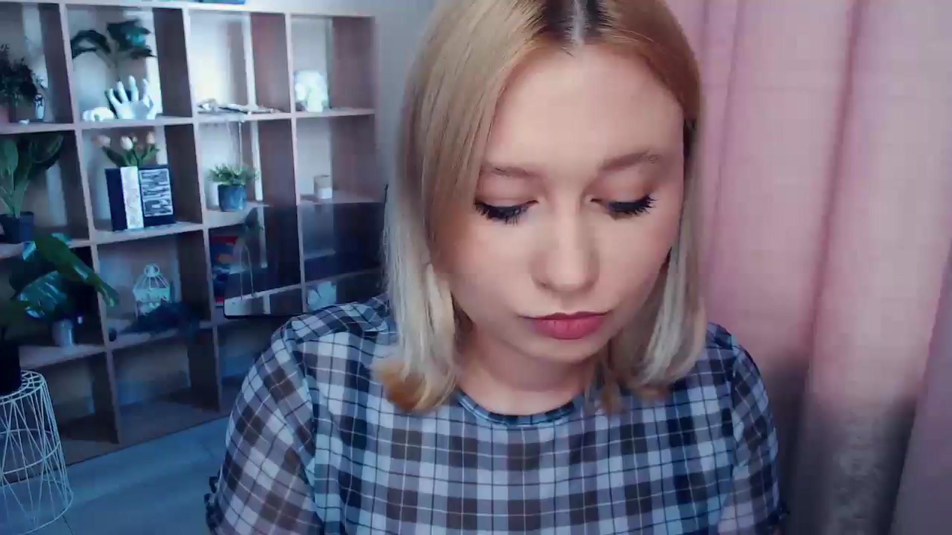 Gallery image thumbnail from Kukla_kolduna's myfreecams stream on, 06/19/2025, 16:09 image 15 of 20