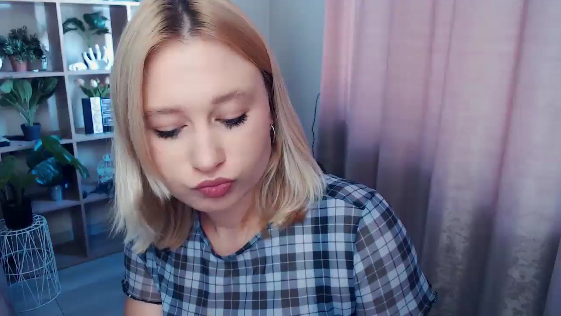 Gallery image thumbnail from Kukla_kolduna's myfreecams stream on, 06/19/2025, 16:09 image 9 of 20