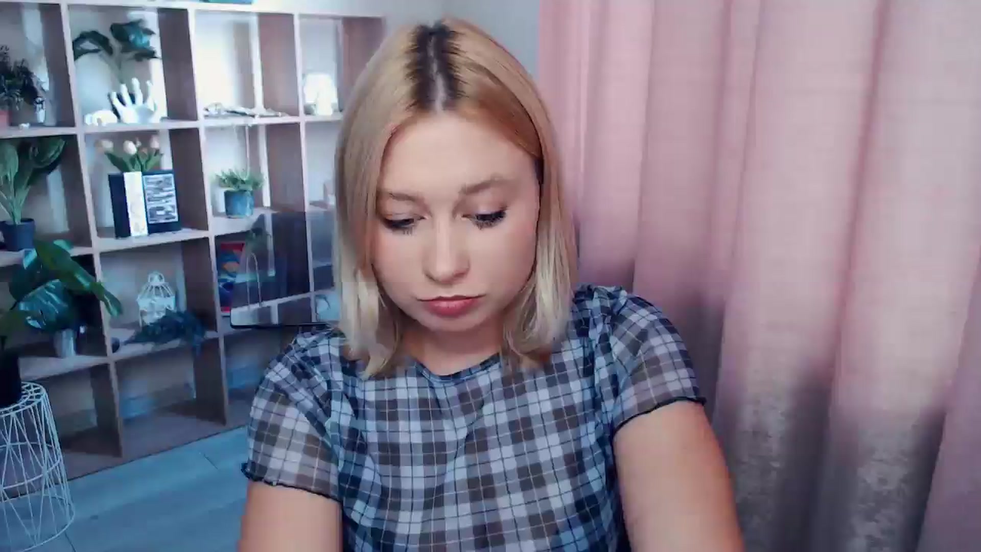 Gallery image thumbnail from Kukla_kolduna's myfreecams stream on, 06/19/2025, 16:09 image 16 of 20