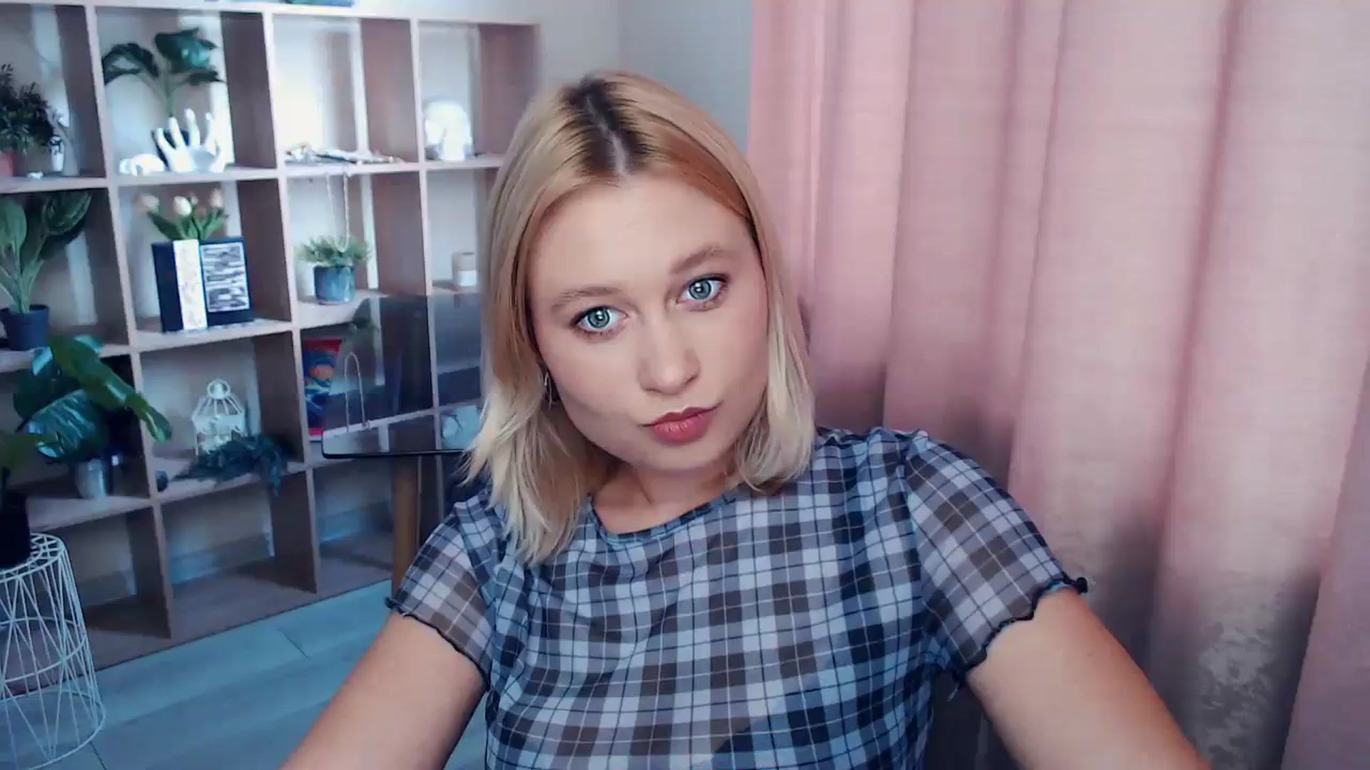 Gallery image thumbnail from Kukla_kolduna's myfreecams stream on, 06/19/2025, 16:09 image 18 of 20