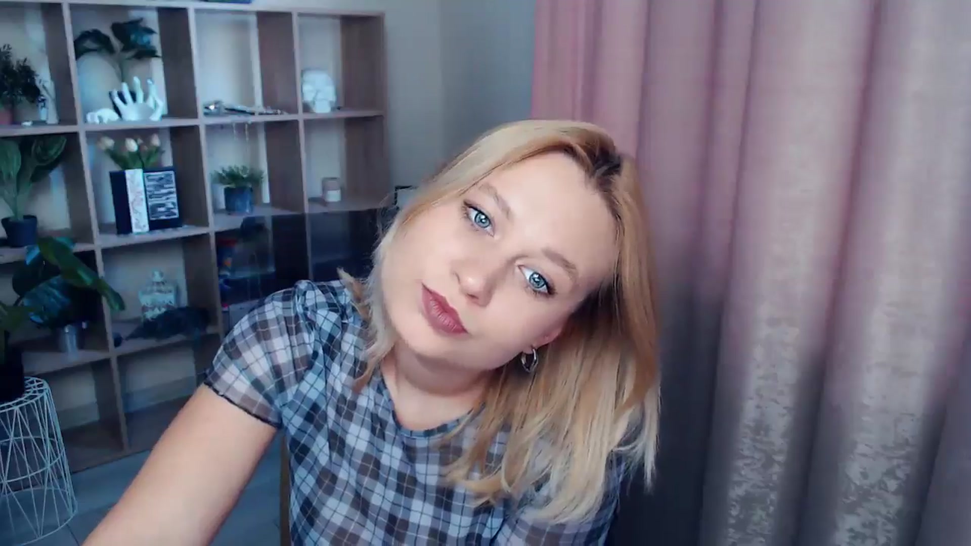 Gallery image thumbnail from Kukla_kolduna's myfreecams stream on, 06/19/2025, 18:20 image 5 of 20