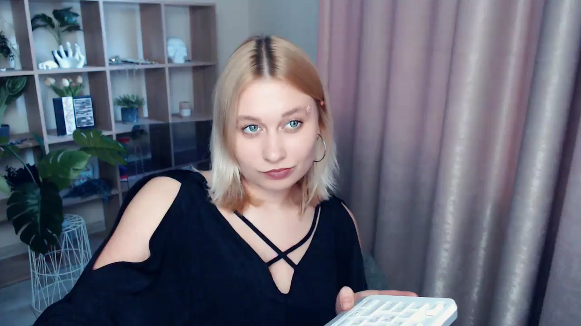 Gallery image thumbnail from Kukla_kolduna's myfreecams stream on, 06/20/2025, 18:08 image 15 of 20