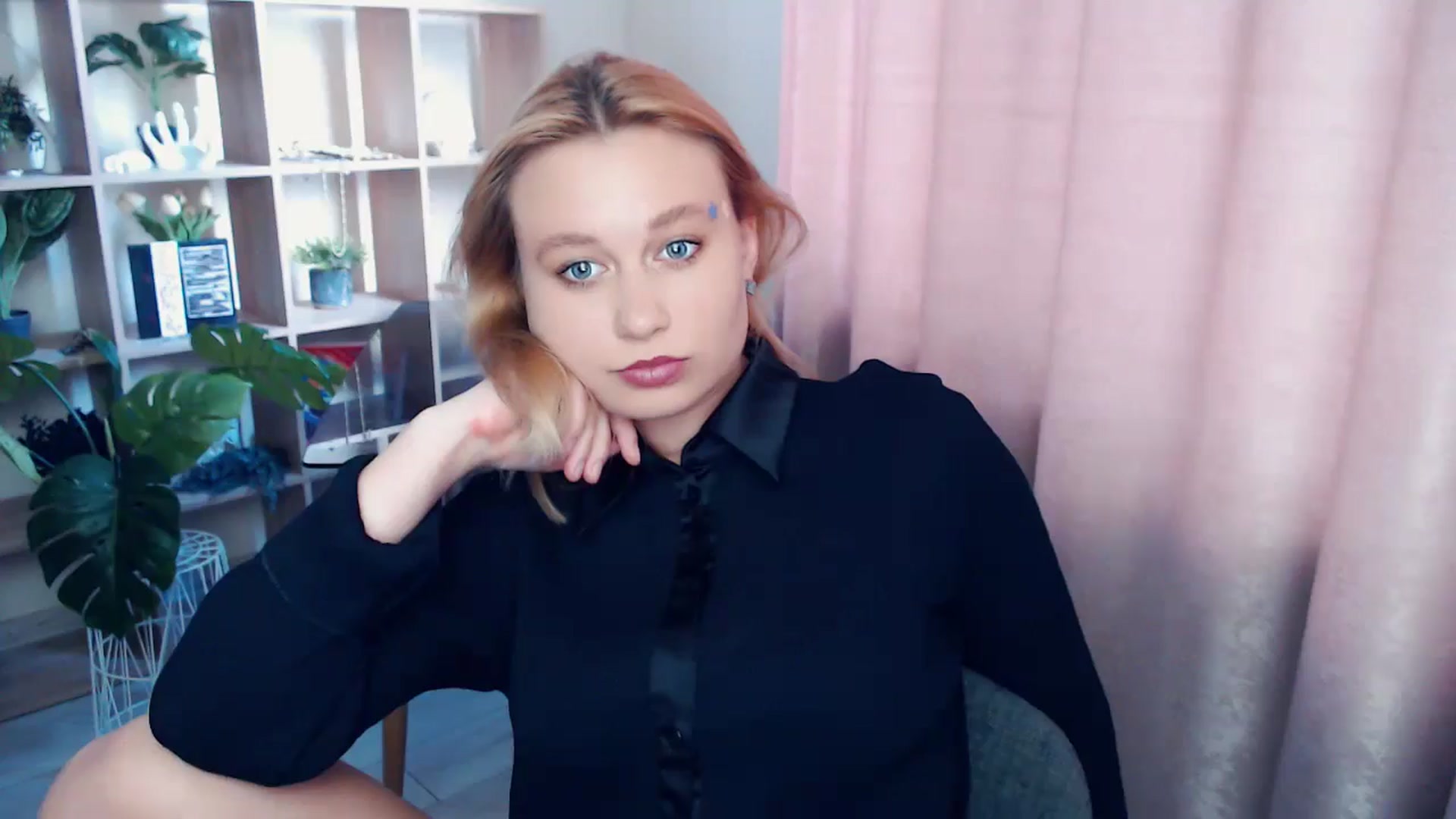 Gallery image thumbnail from Kukla_kolduna's myfreecams stream on, 06/21/2025, 16:35 image 18 of 20