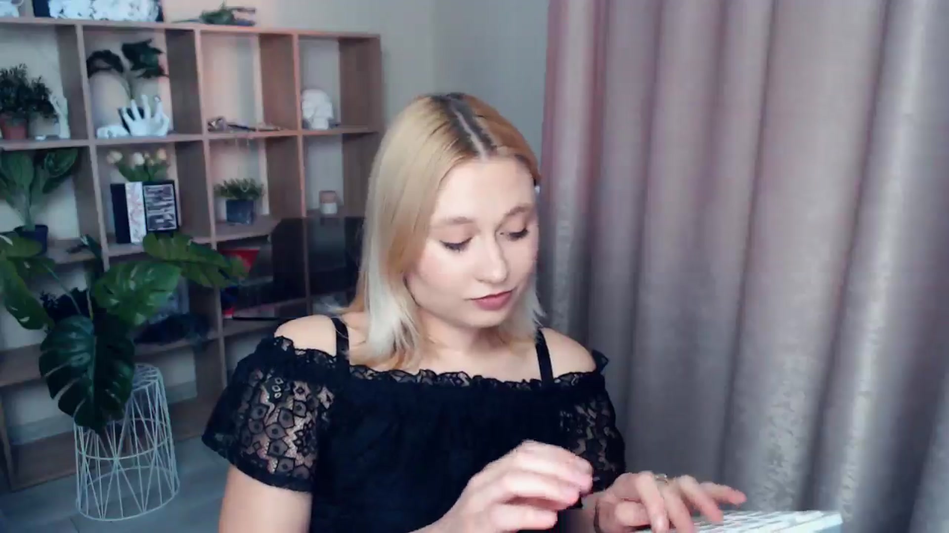 Gallery image thumbnail from Kukla_kolduna's myfreecams stream on, 06/22/2025, 18:11 image 12 of 20