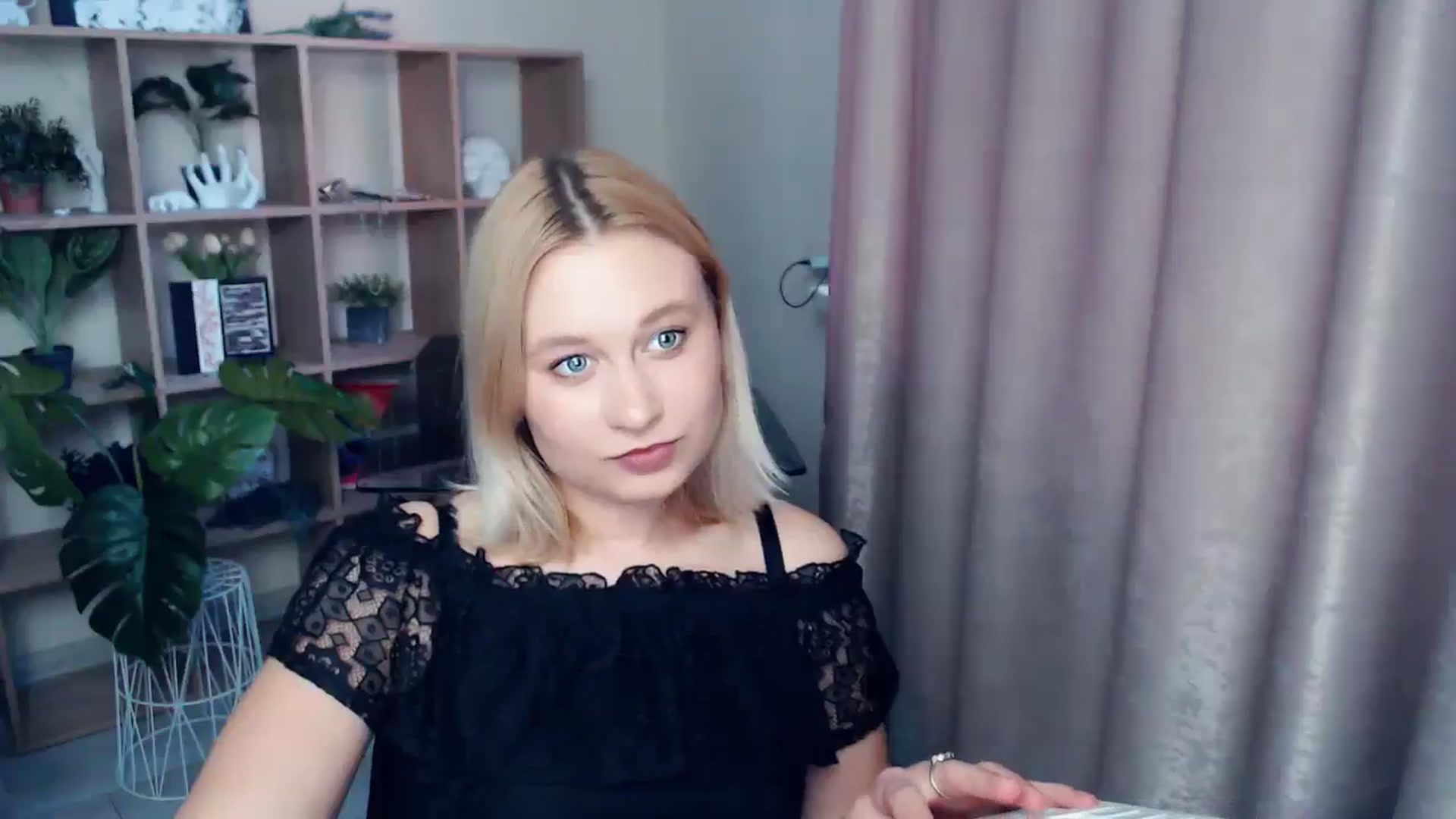 Gallery image thumbnail from Kukla_kolduna's myfreecams stream on, 06/22/2025, 18:11 image 16 of 20