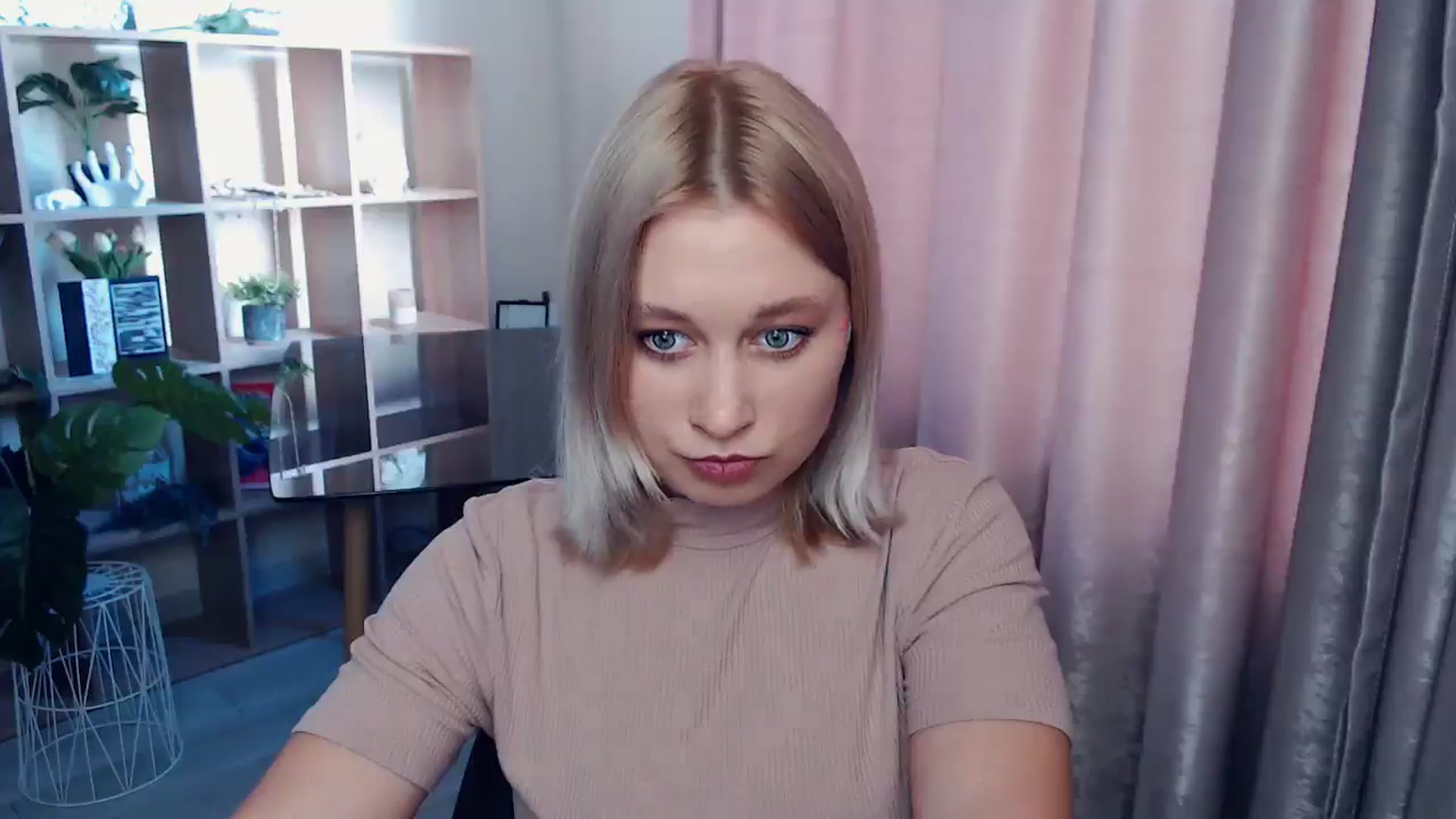 Gallery image thumbnail from Kukla_kolduna's myfreecams stream on, 06/26/2025, 16:11 image 12 of 20