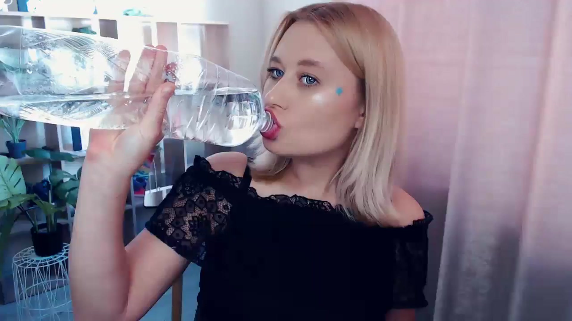 Gallery image thumbnail from Kukla_kolduna's myfreecams stream on, 07/05/2025, 14:03 image 2 of 20