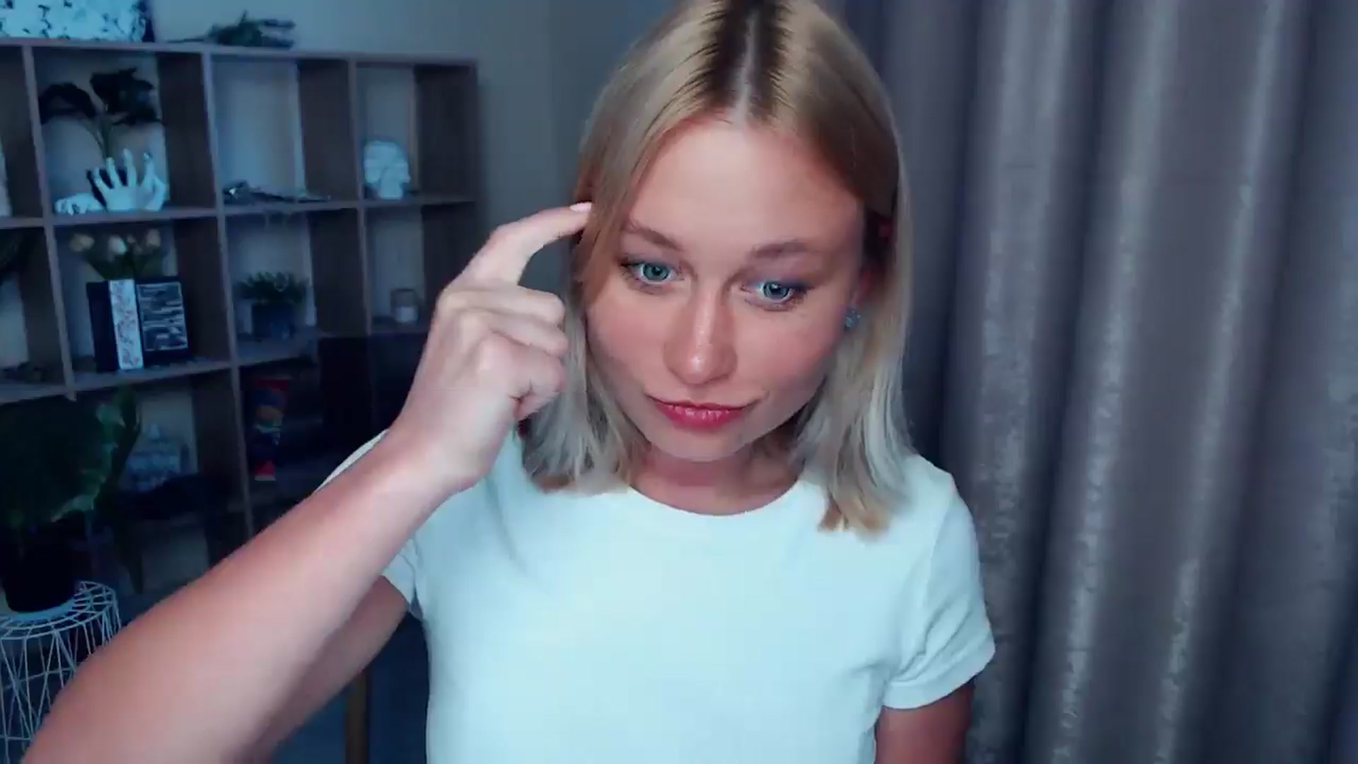 Gallery image thumbnail from Kukla_kolduna's myfreecams stream on, 07/06/2025, 18:15 image 18 of 20